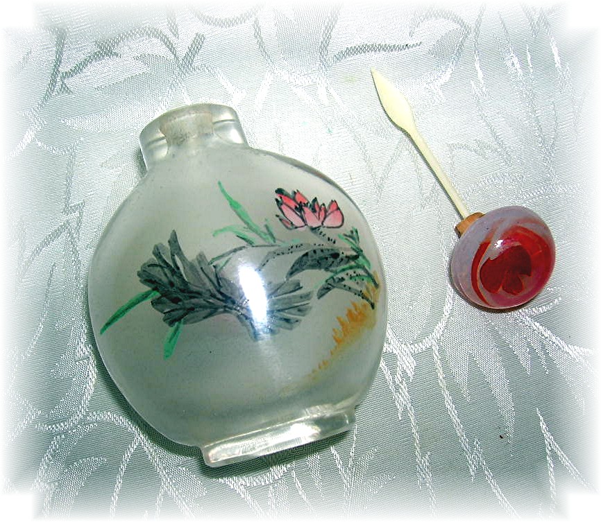 SNUFF BOTTLE With REVERSE PAINTING