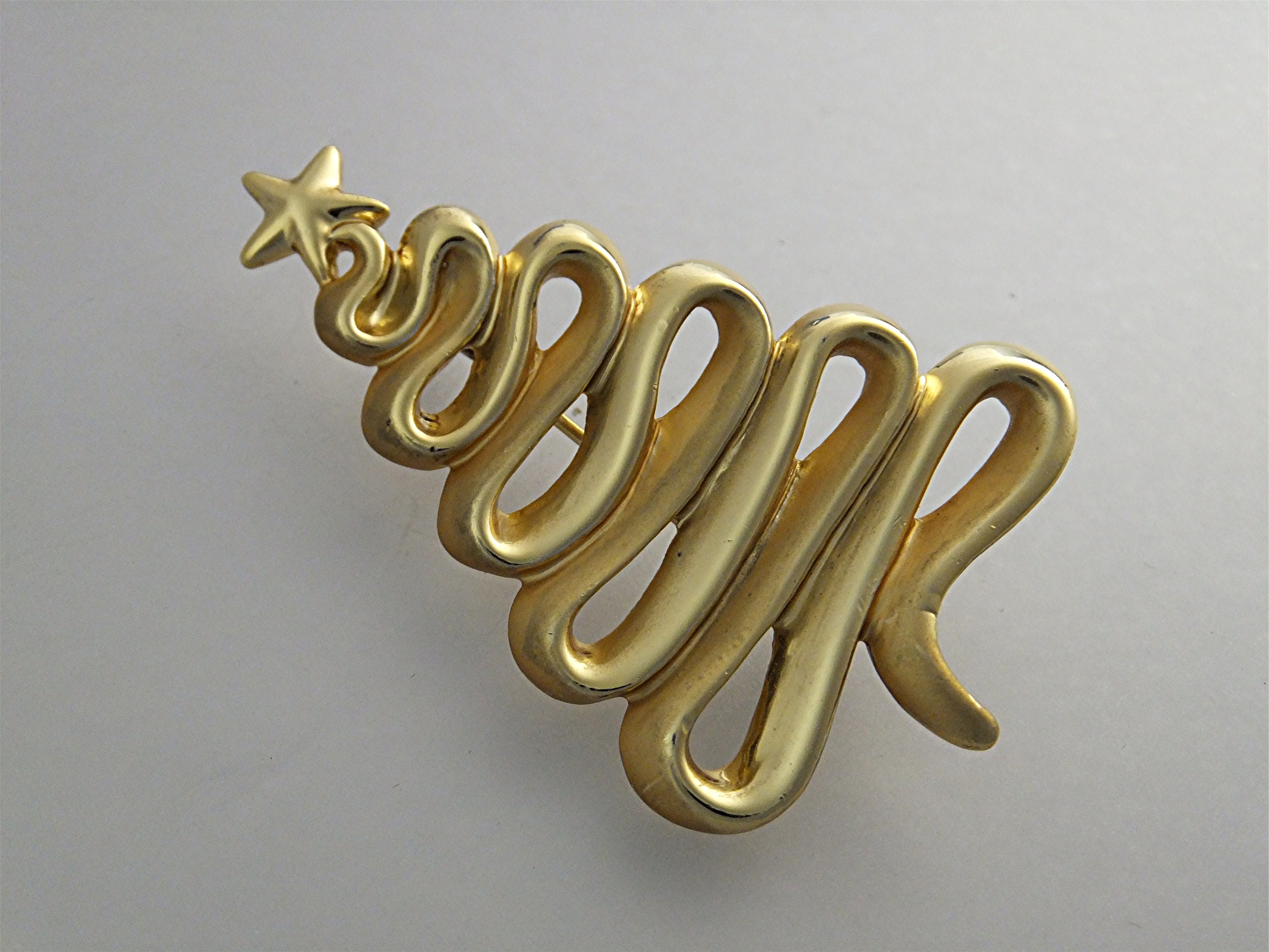 Brooch Pin Christmas Tree Gold Tone Sign Cage USA