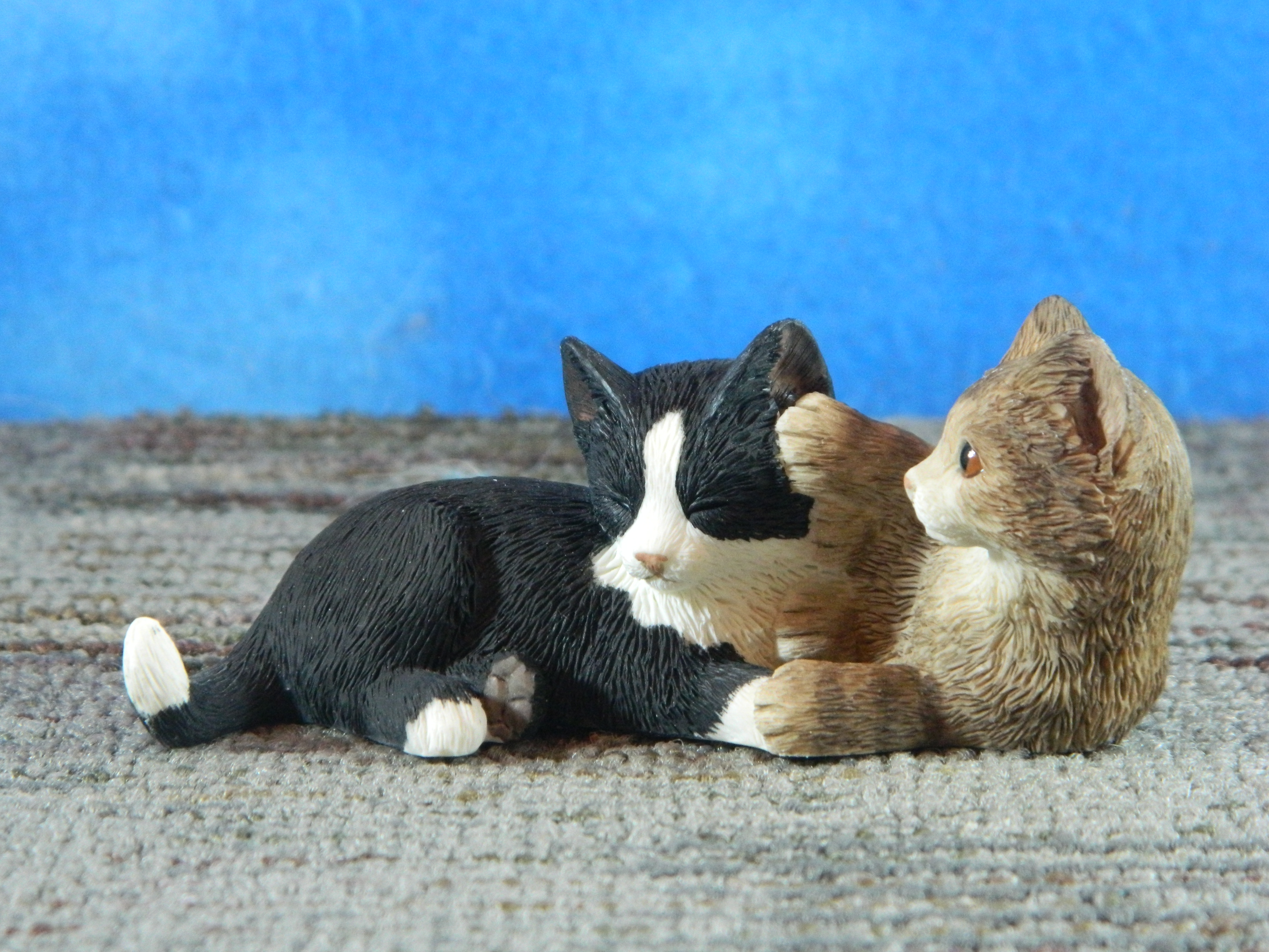 Border Fine Arts 2002 Resin Lying Kitten Pair