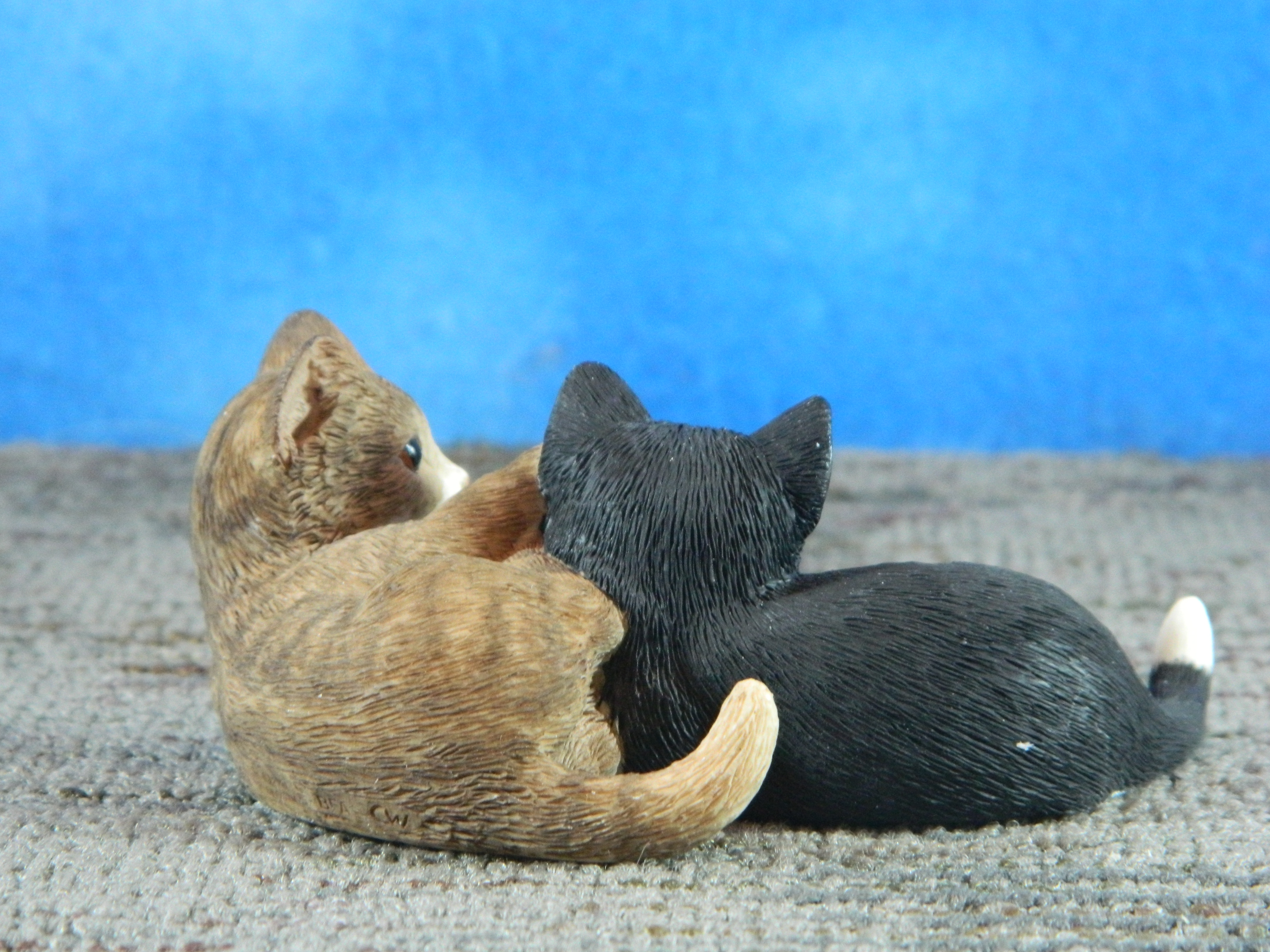 Border Fine Arts 2002 Resin Lying Kitten Pair