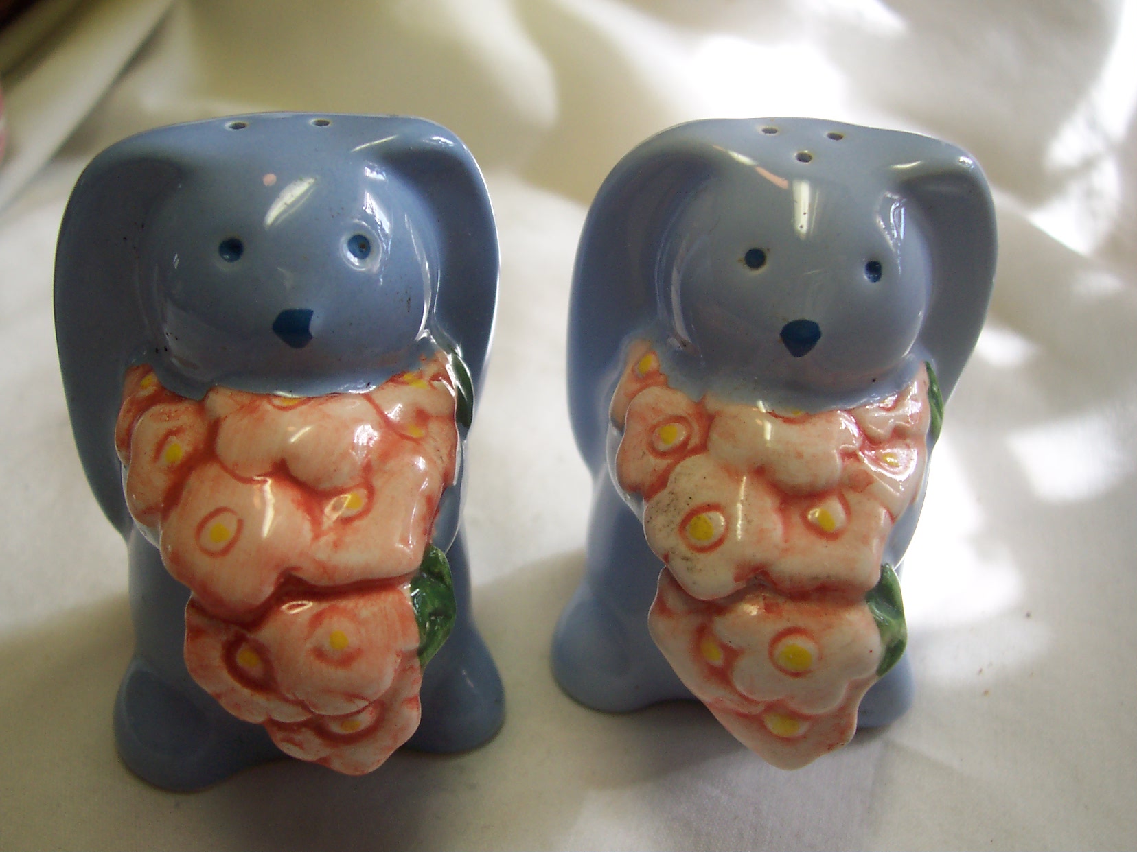 Avon Bunny Rabbit Salt and Pepper Shaker Set