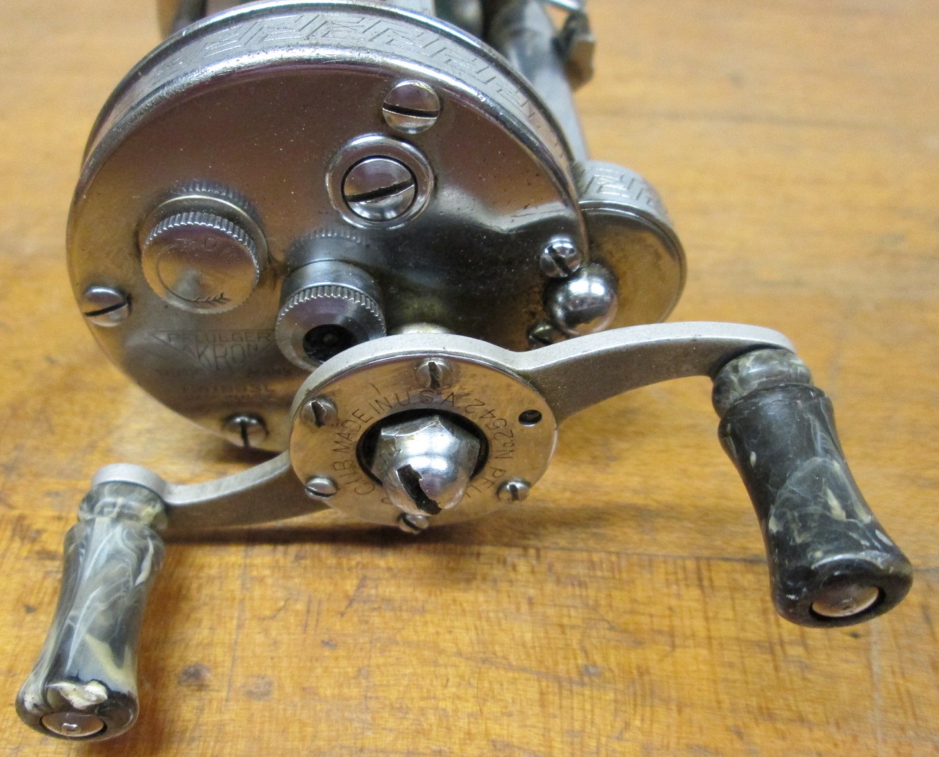 Pflueger Akron Level Wind Fishing Reel 1893L