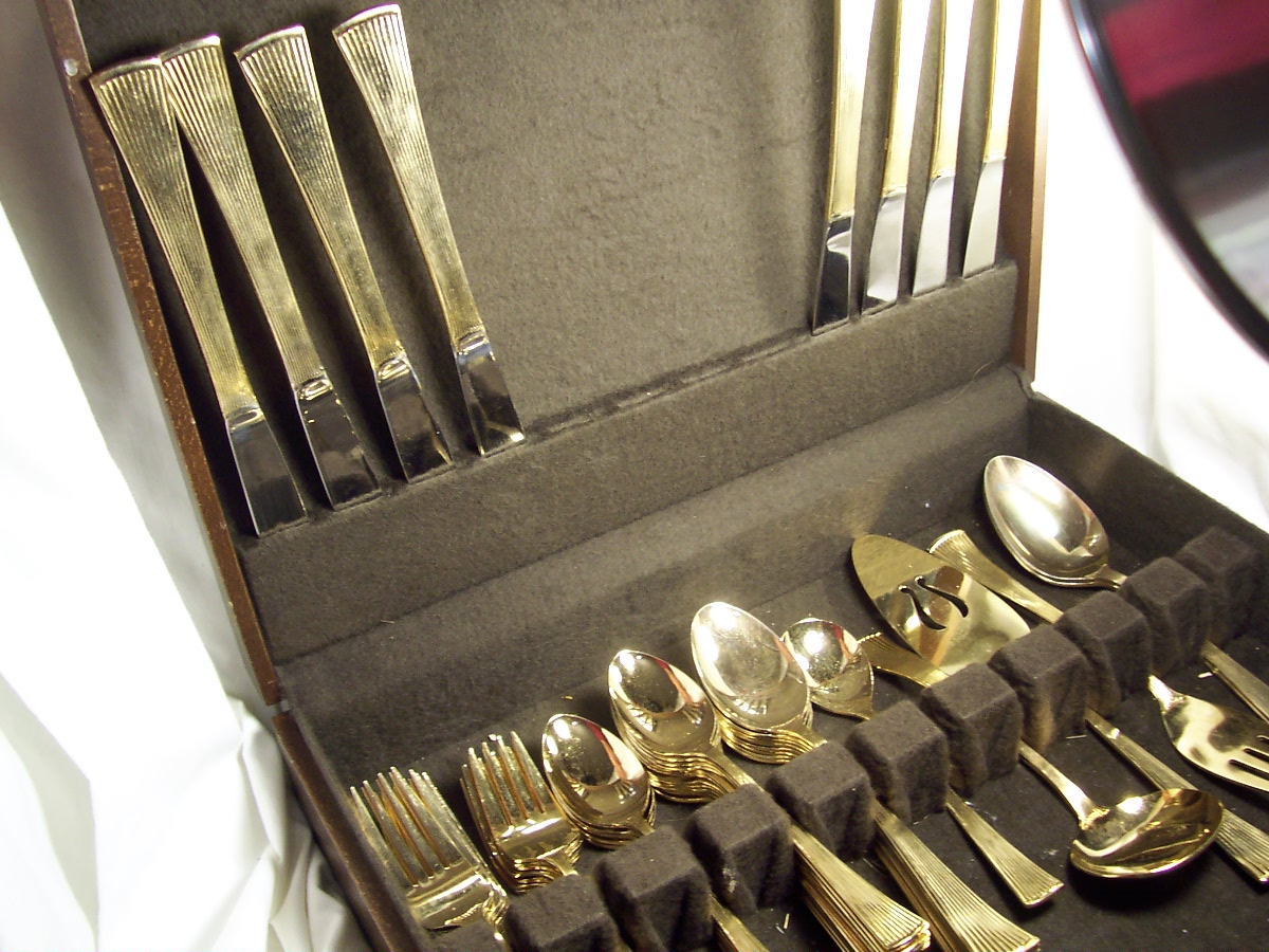 Flatware Set 8 in Wood Box