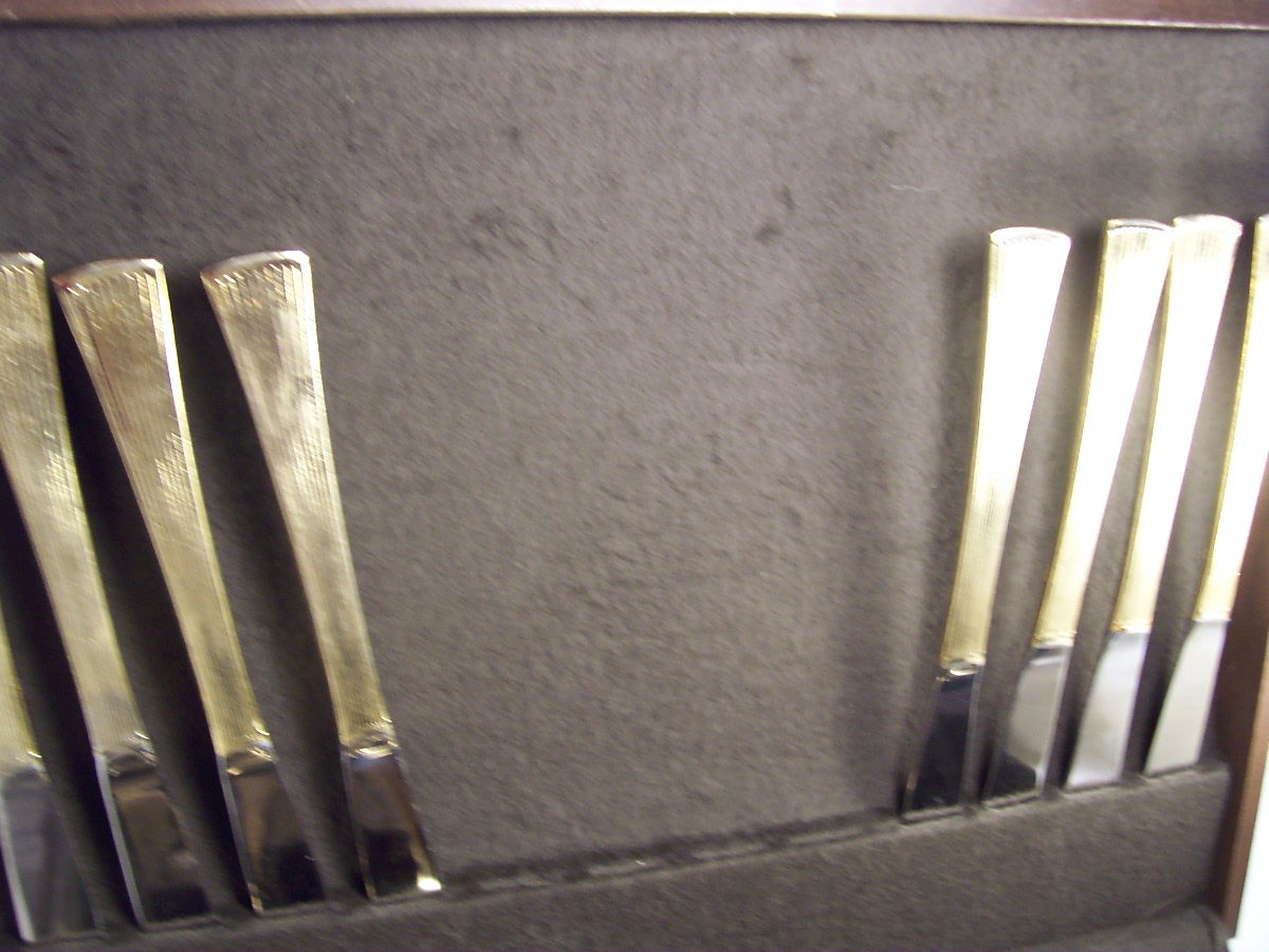 Flatware Set 8 in Wood Box