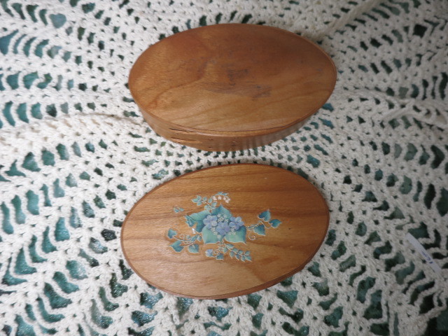 Vintage Bentwood Shaker Box with later applied flower motif