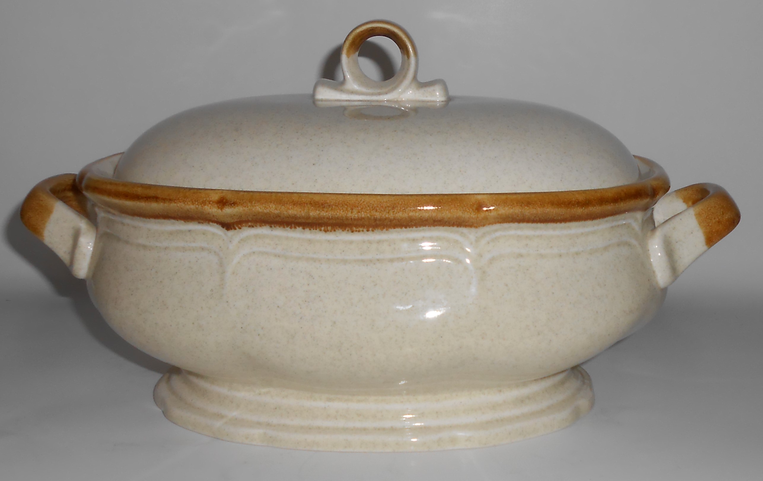 Mikasa China Pottery Garden Club 2.5 Qt Covered Veg