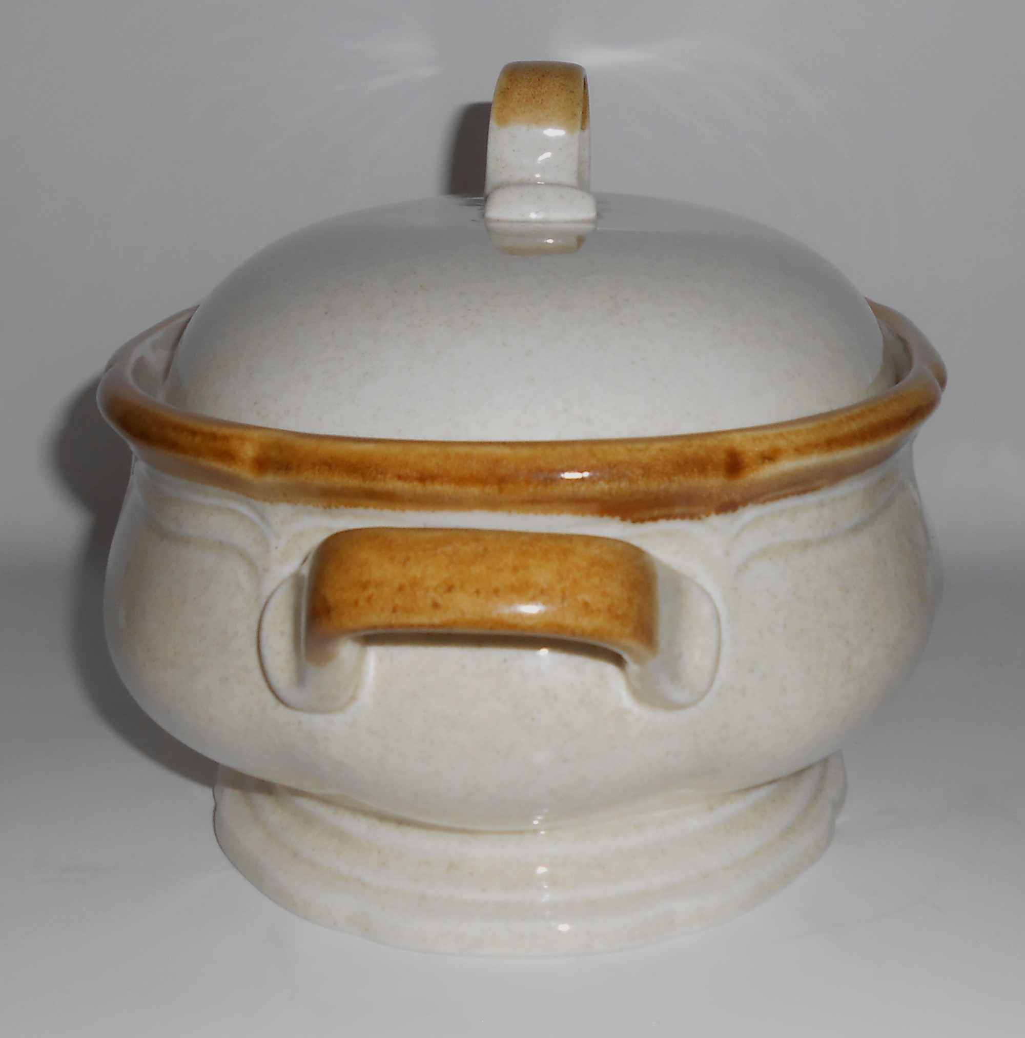 Mikasa China Pottery Garden Club 2.5 Qt Covered Veg
