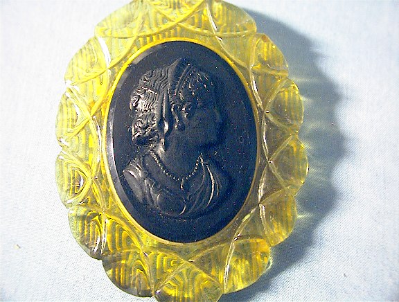 Bakelite Applejuice Black  Cameo Brooch/Pin