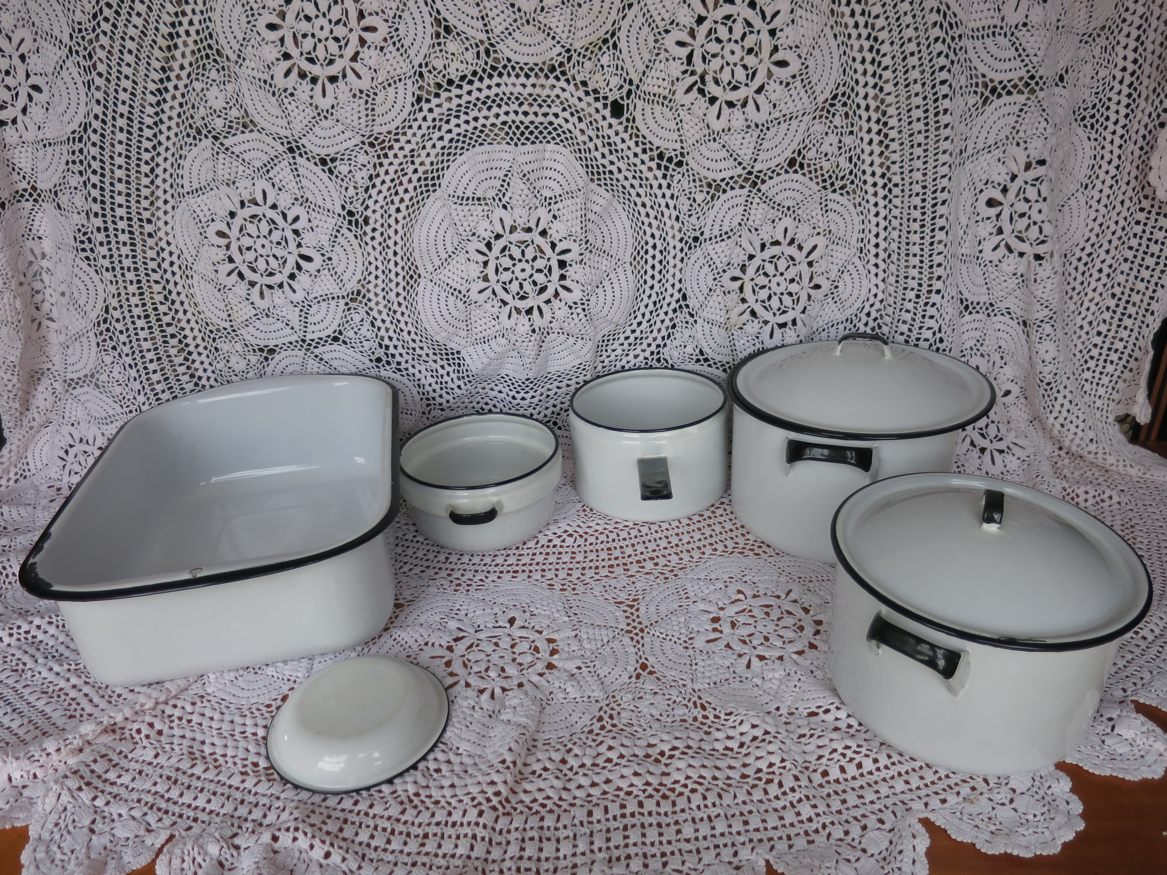 Enamelware Cesco White Black Silhouette 9 pc set