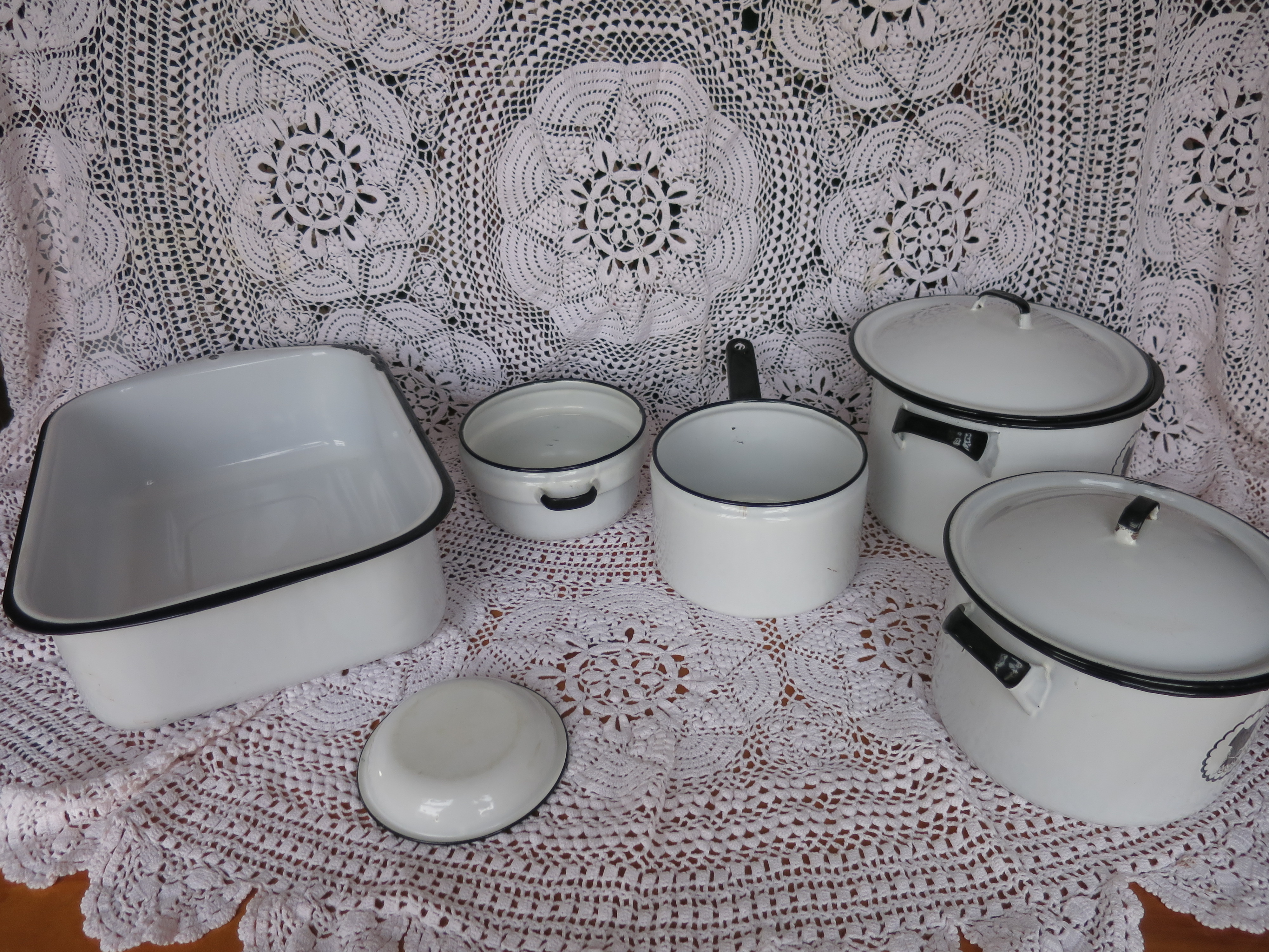 Enamelware Cesco White Black Silhouette 9 pc set