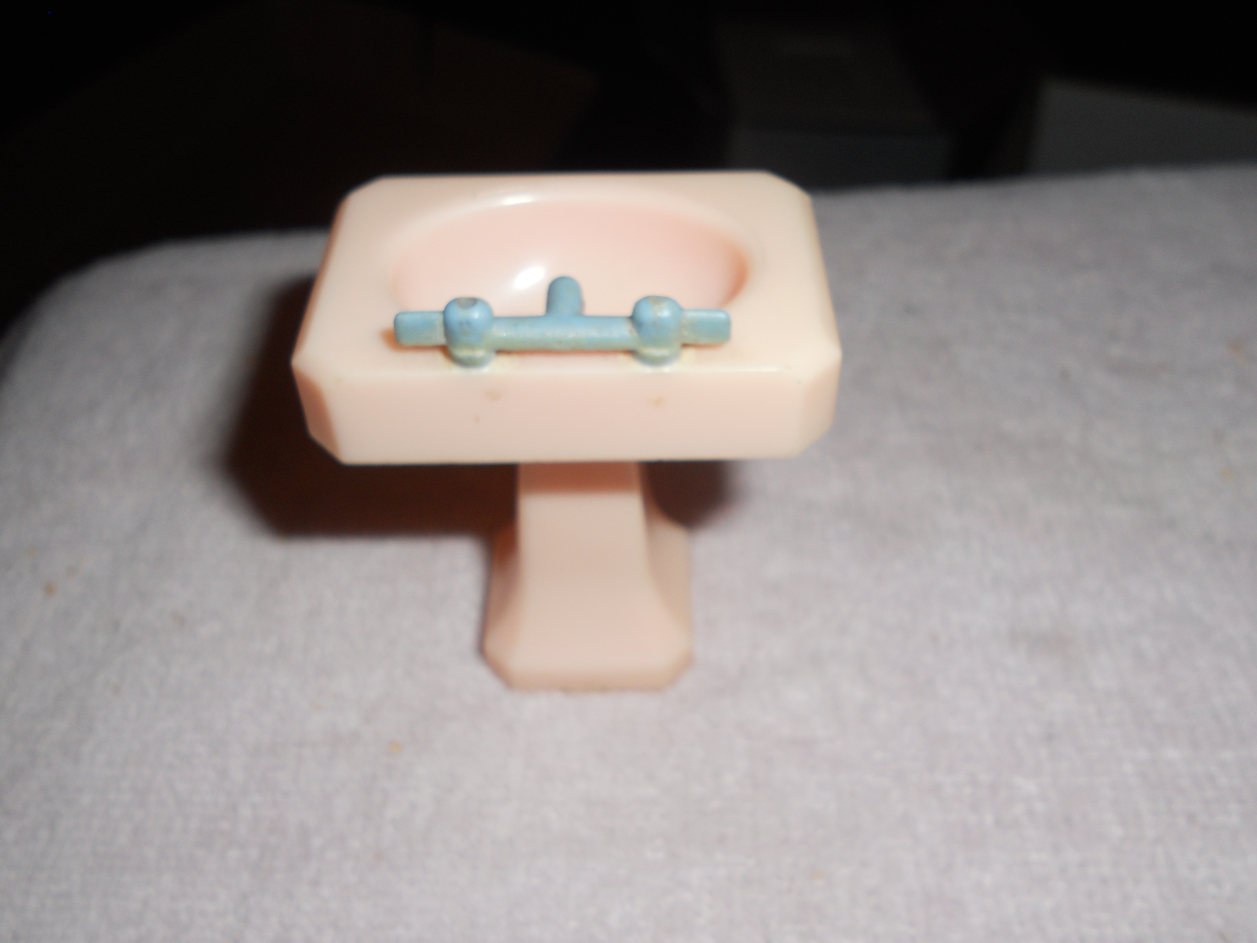 Renwal Dollhouse Pedestal Sink Pink