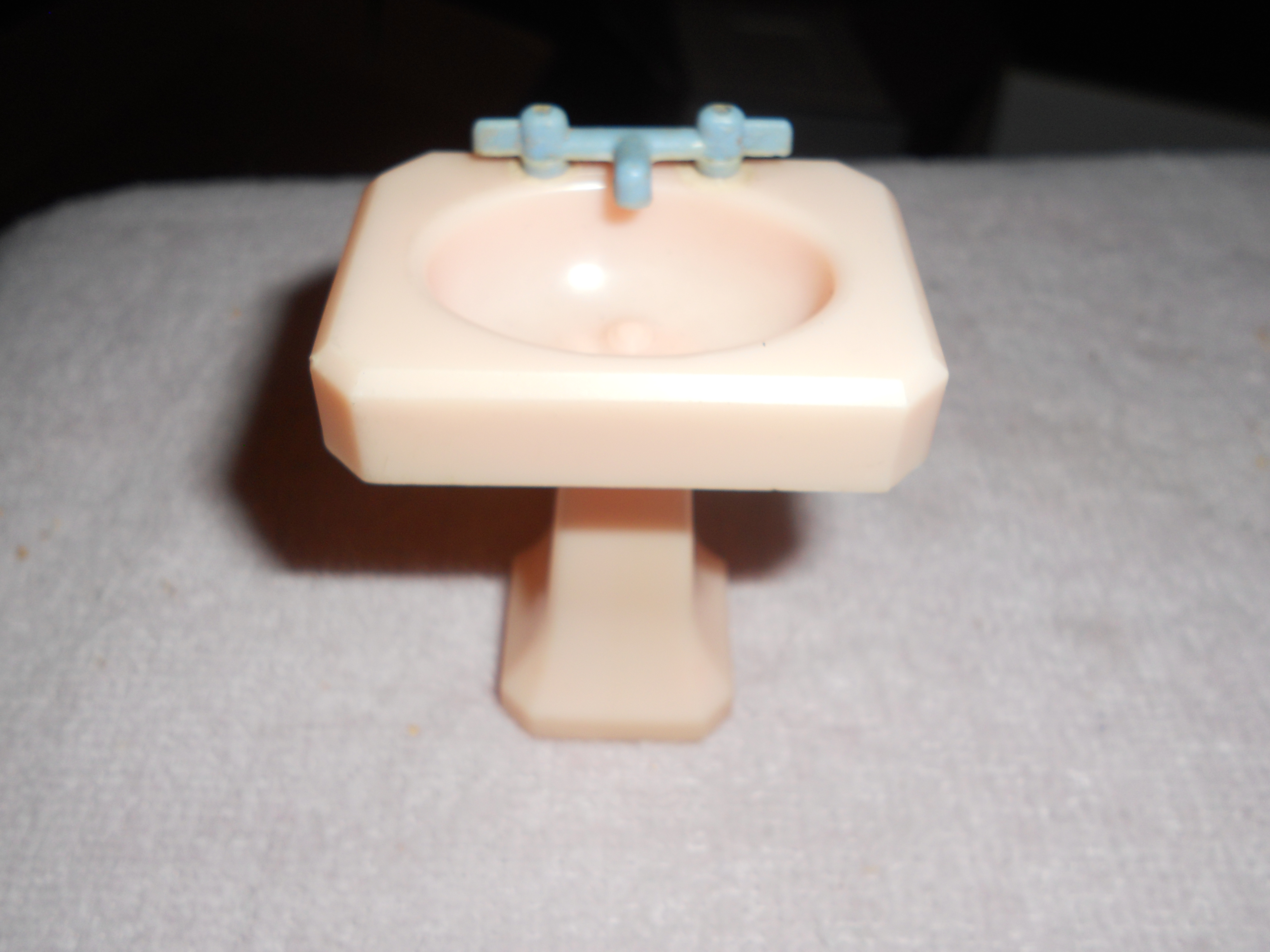 Renwal Dollhouse Pedestal Sink Pink