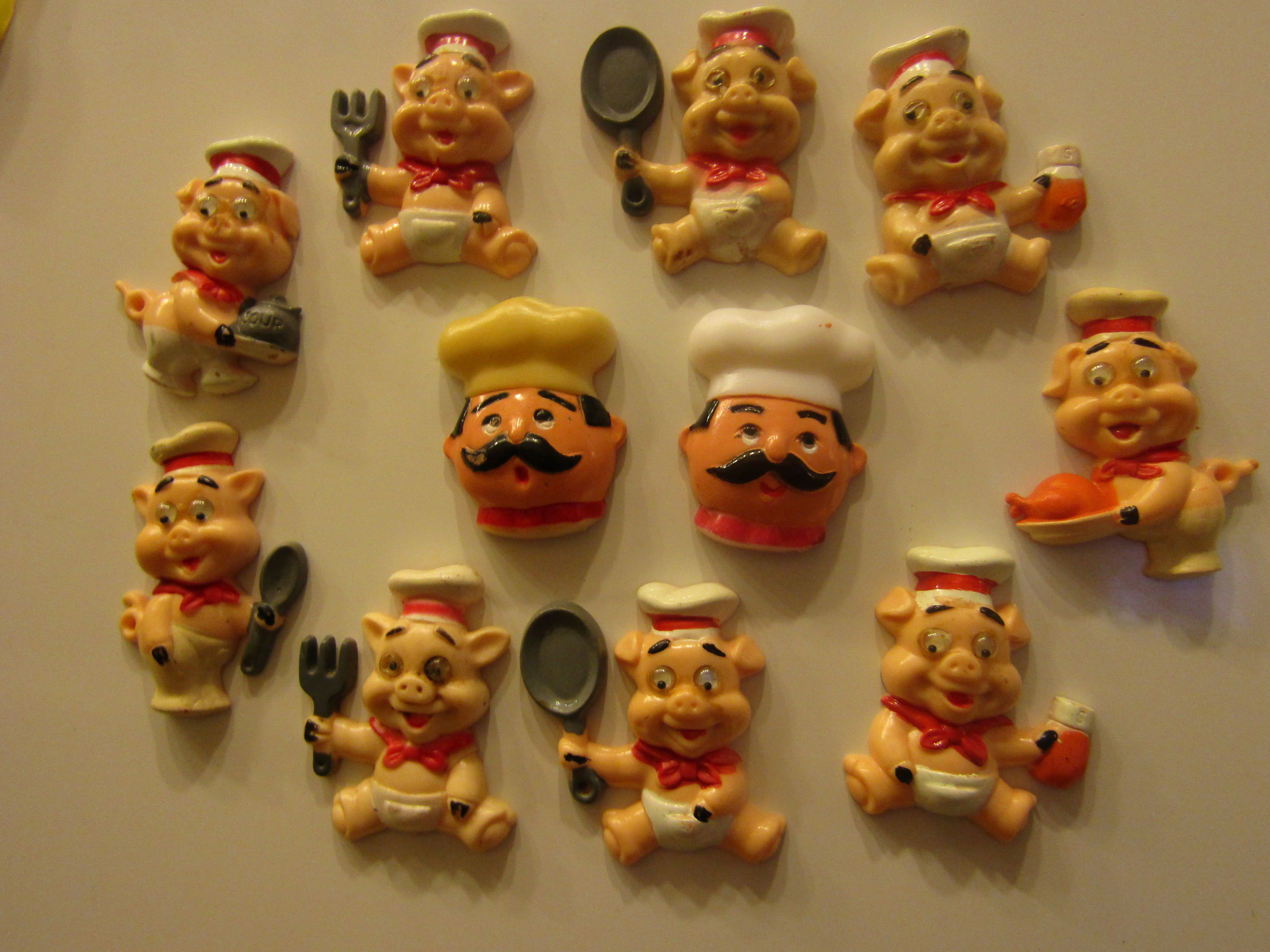 Collectable Plastic Wiggly Eye Pig Chef Magnet Set