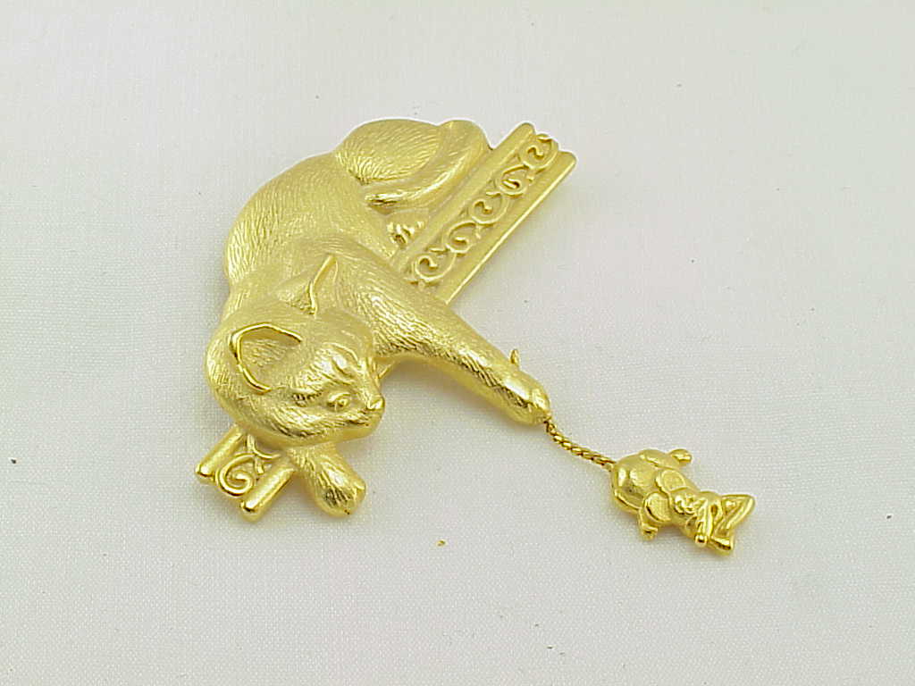 Gold Tone Cat With Dangling Mouse Brooch Signed Jj