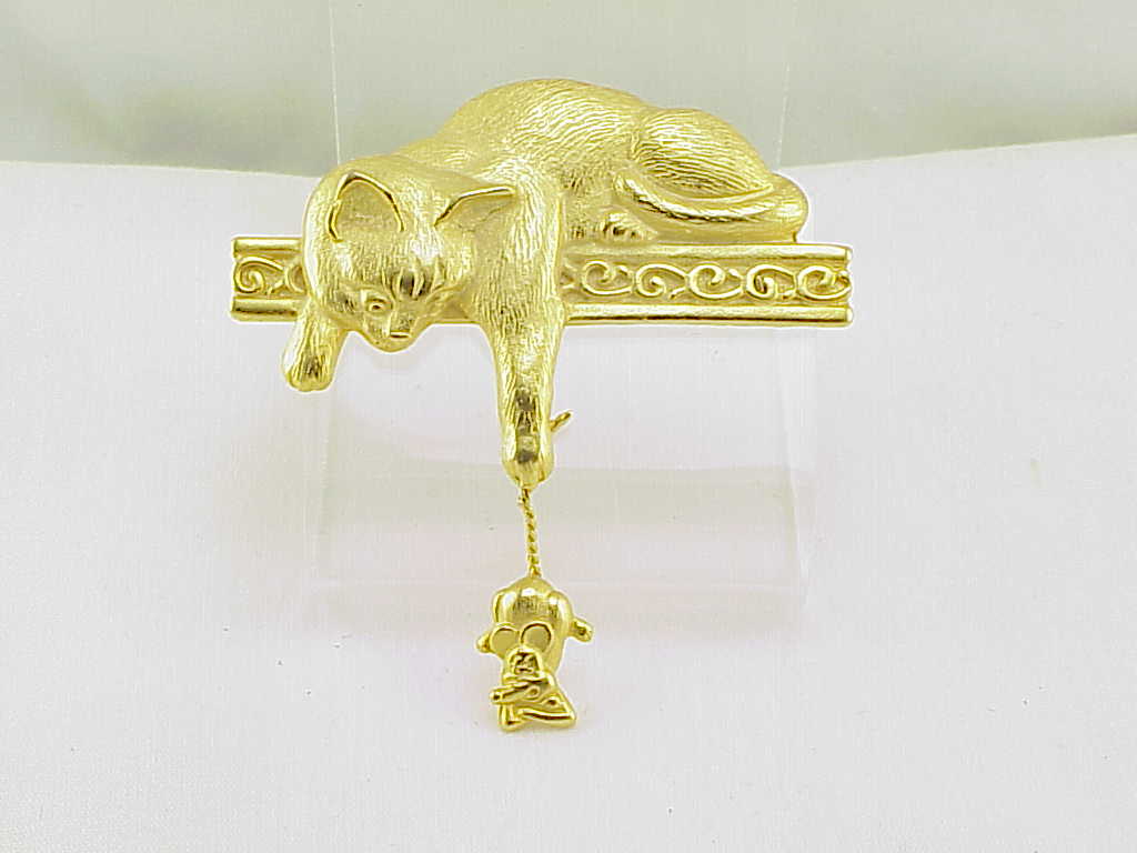 Gold Tone Cat With Dangling Mouse Brooch Signed Jj