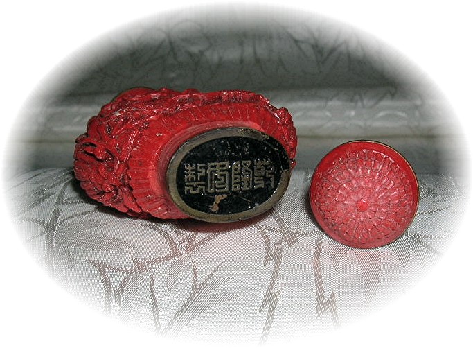 CINNABAR CHINESE SNUFF BOTTLE Red