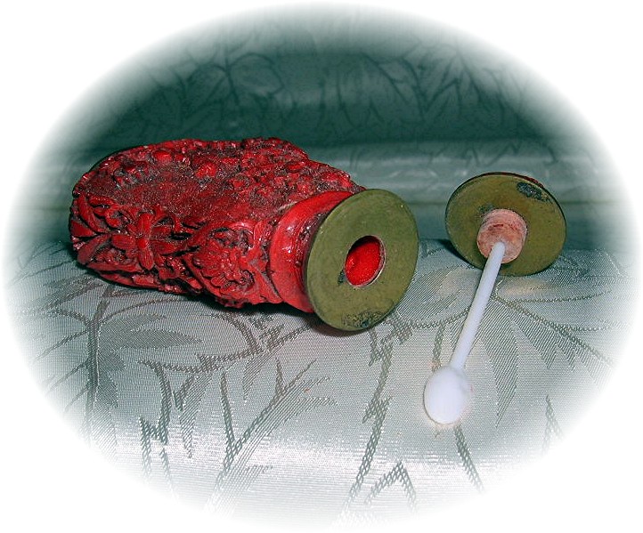 CINNABAR CHINESE SNUFF BOTTLE Red