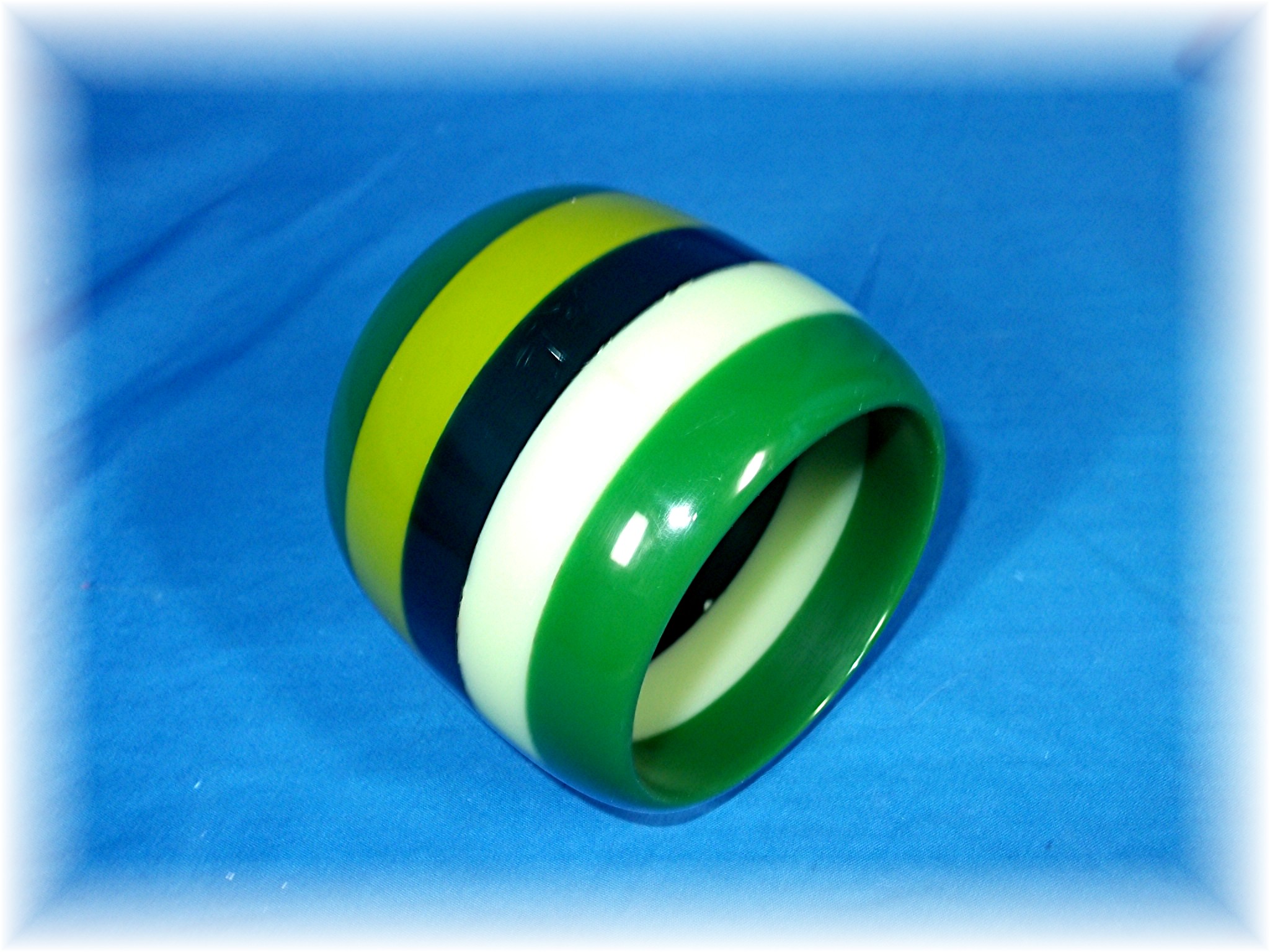 Bracelet Lucite Shades of Green Bangle