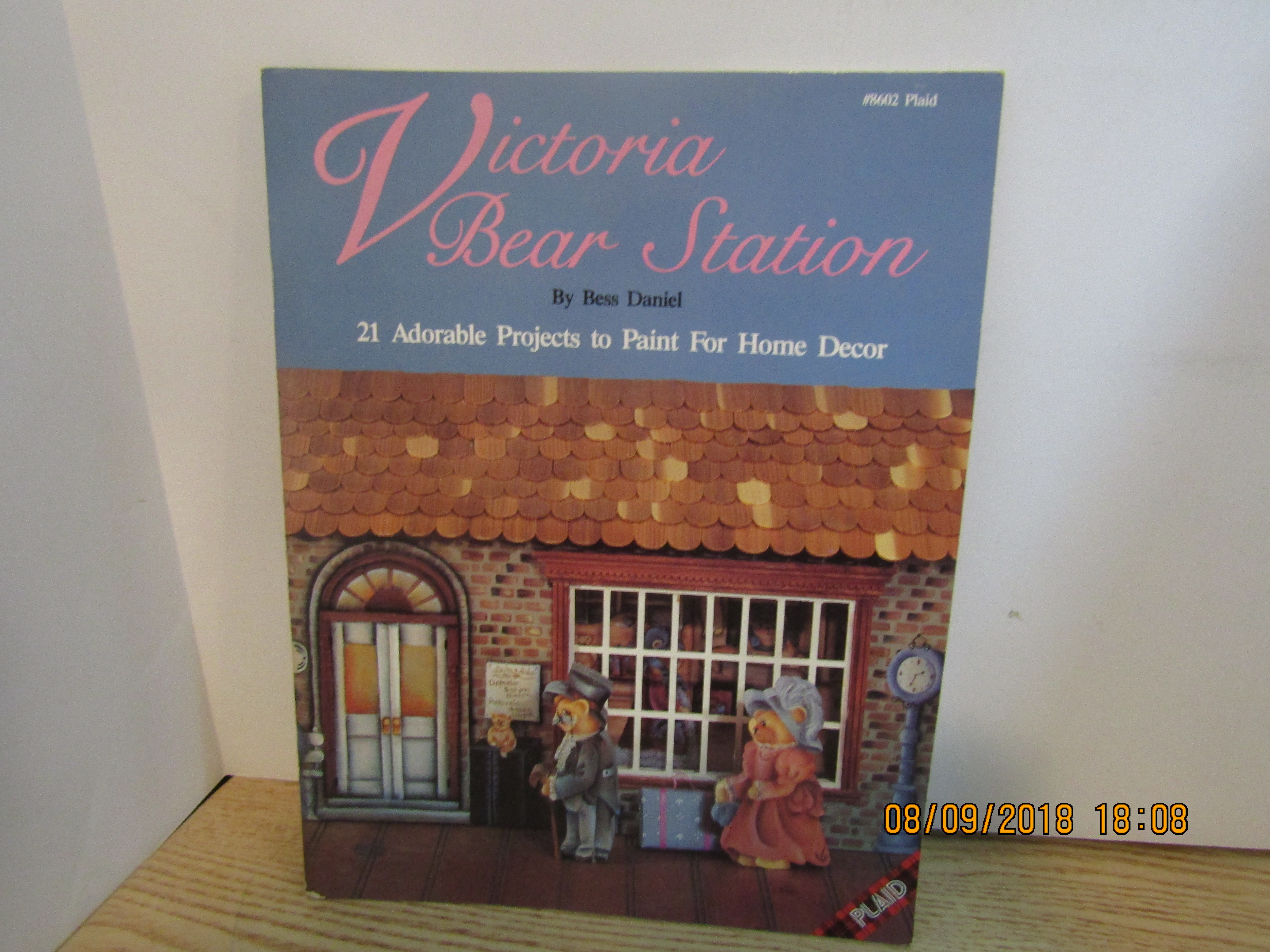 Plaid Painting Book Victorian Bear Station #8602