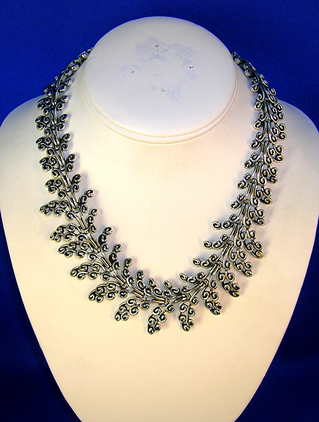 Silver Hinged Leaf Choker Necklace.
