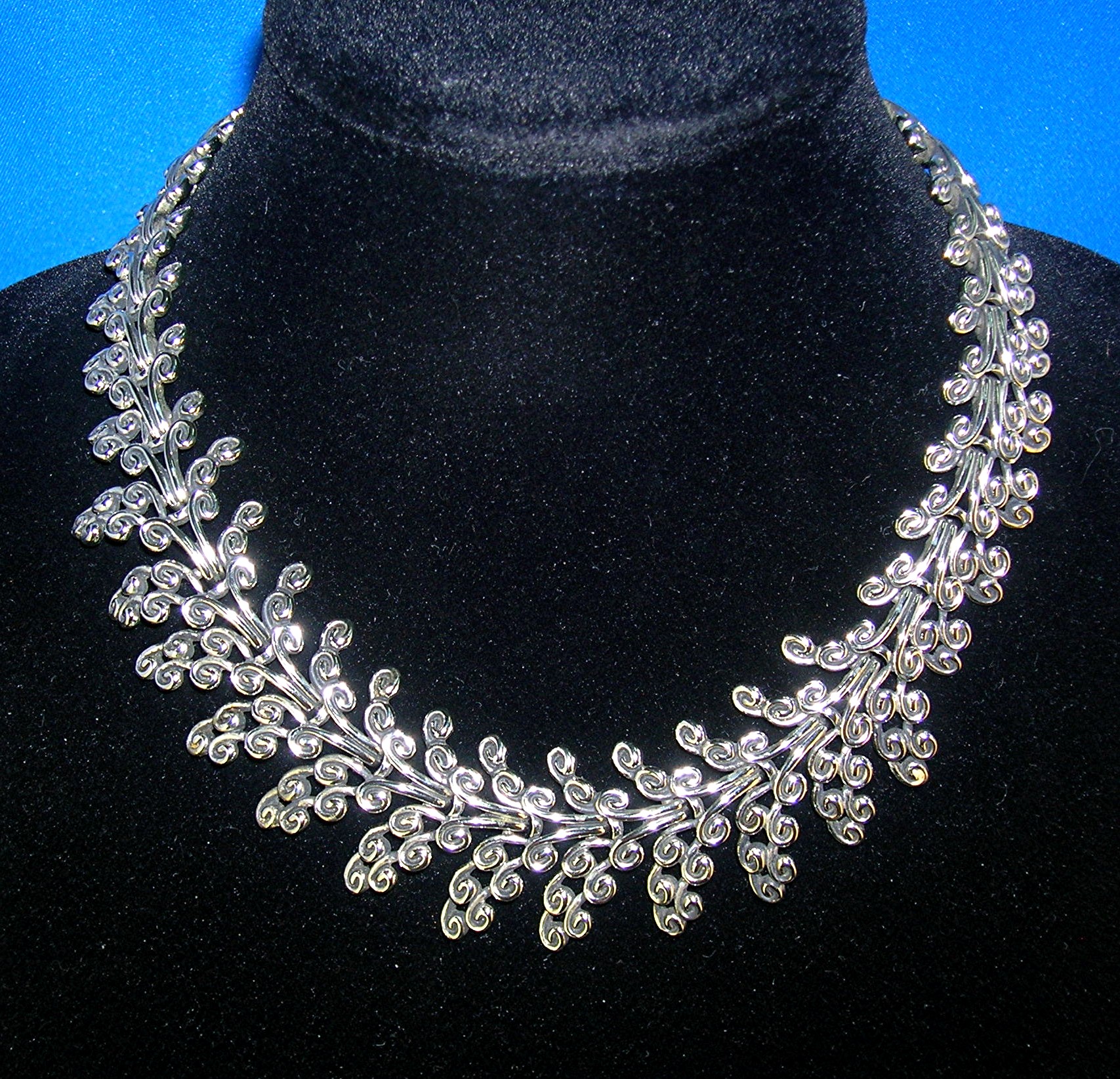 Silver Hinged Leaf Choker Necklace.