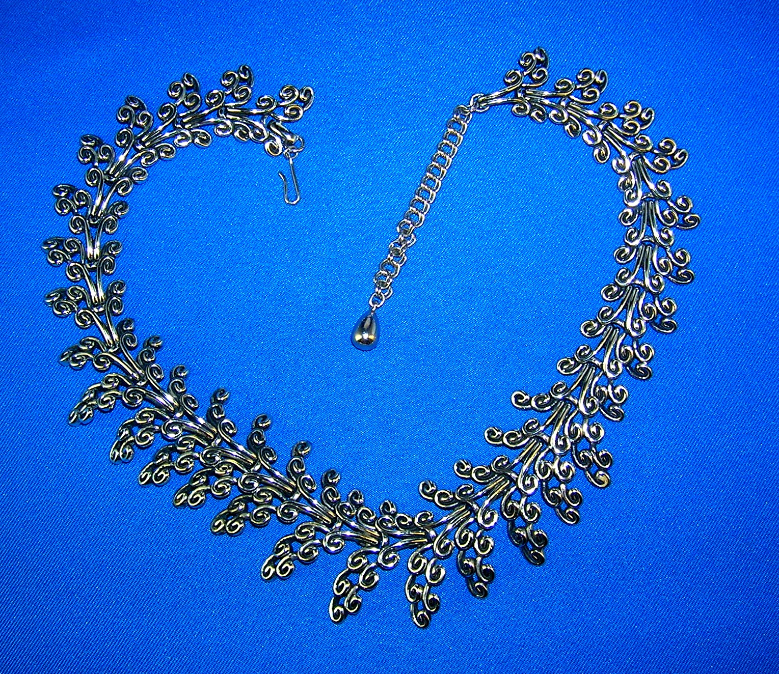 Silver Hinged Leaf Choker Necklace.