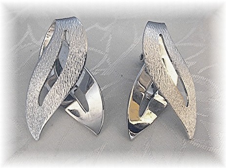 Classic Sarah Coventry Leaf Clip Earrings