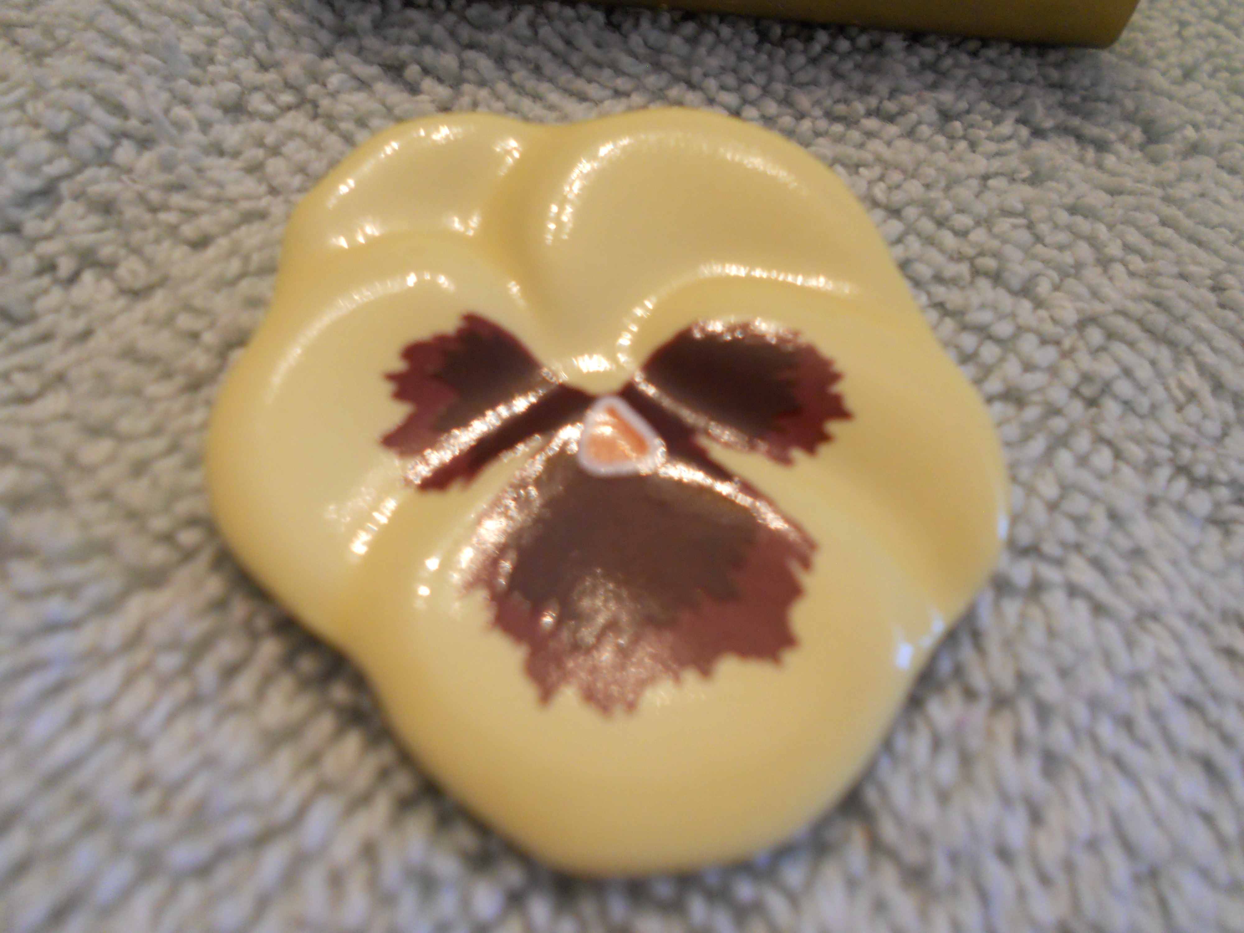 Avon Ceramic Pansy Pin 1981 in Pansy dec box