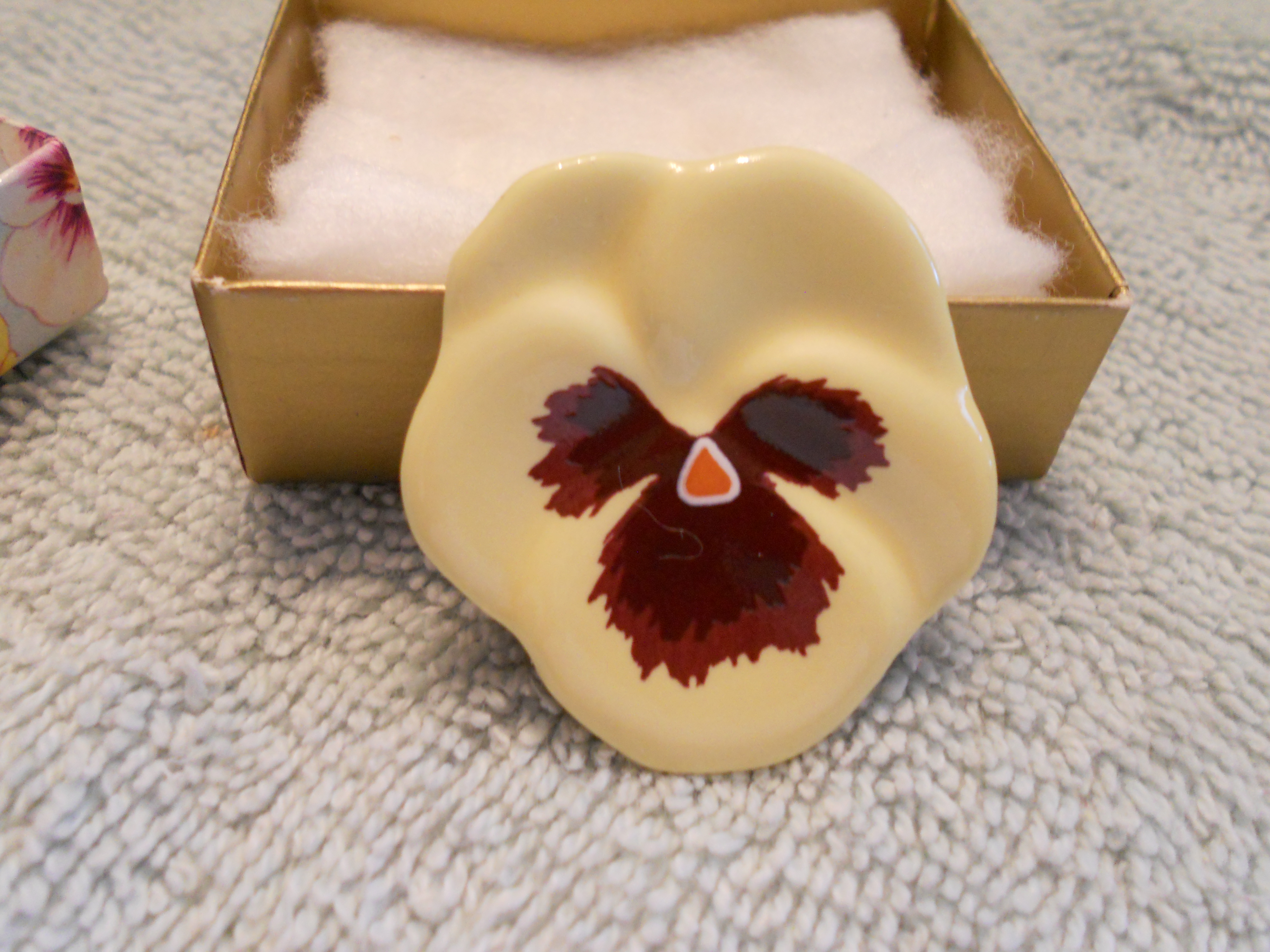 Avon Ceramic Pansy Pin 1981 in Pansy dec box