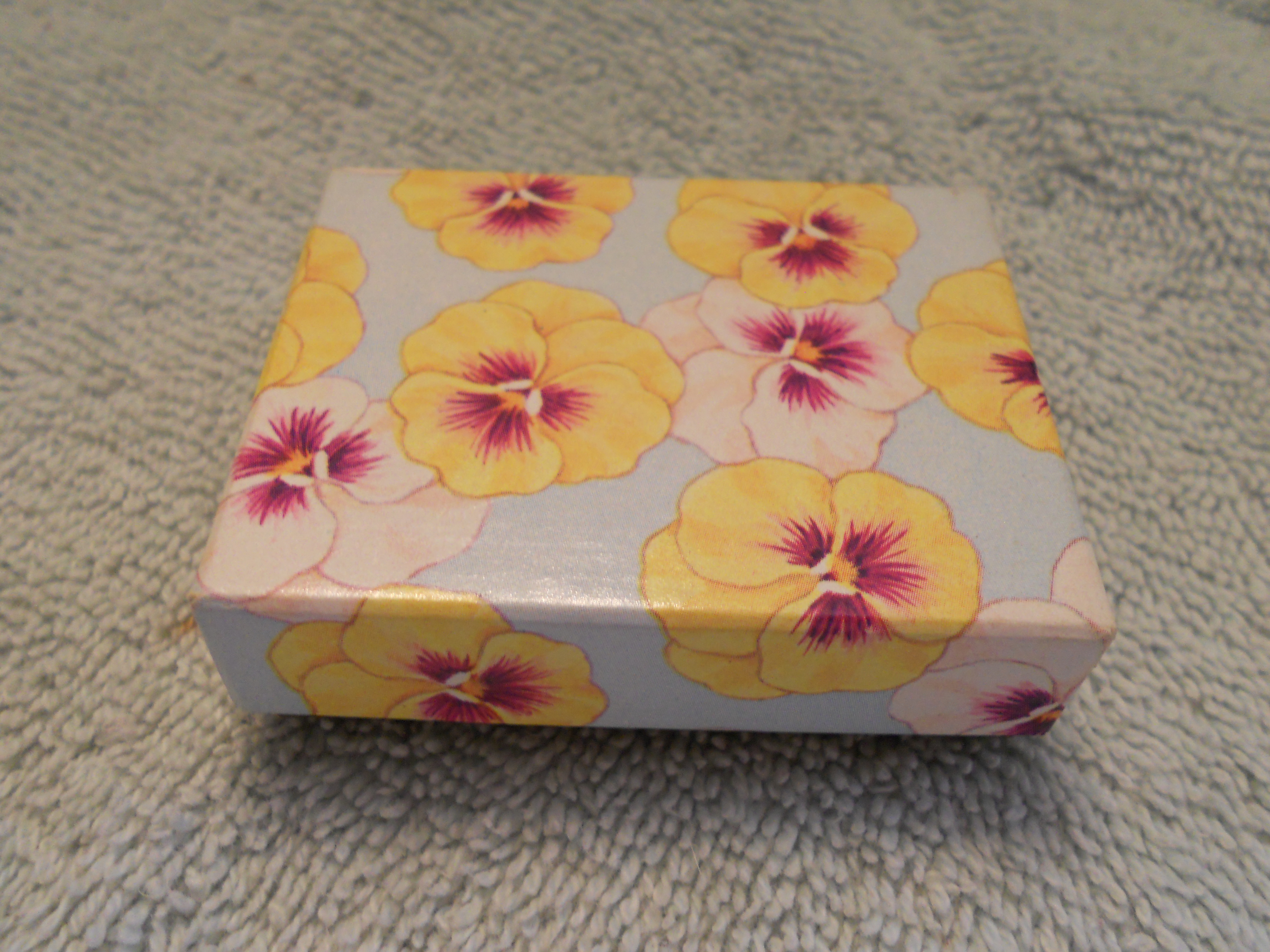 Avon Ceramic Pansy Pin 1981 in Pansy dec box