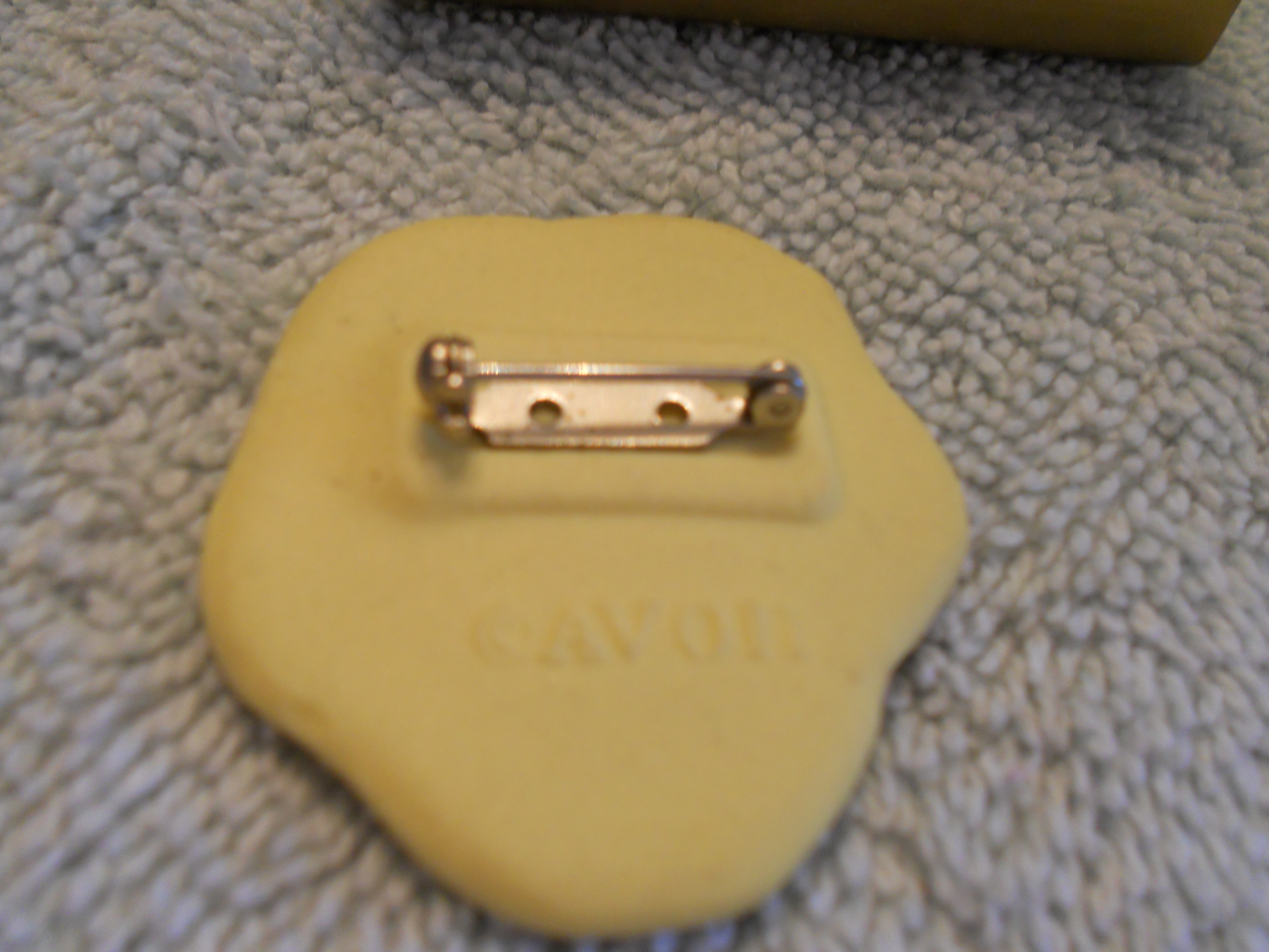 Avon Ceramic Pansy Pin 1981 in Pansy dec box