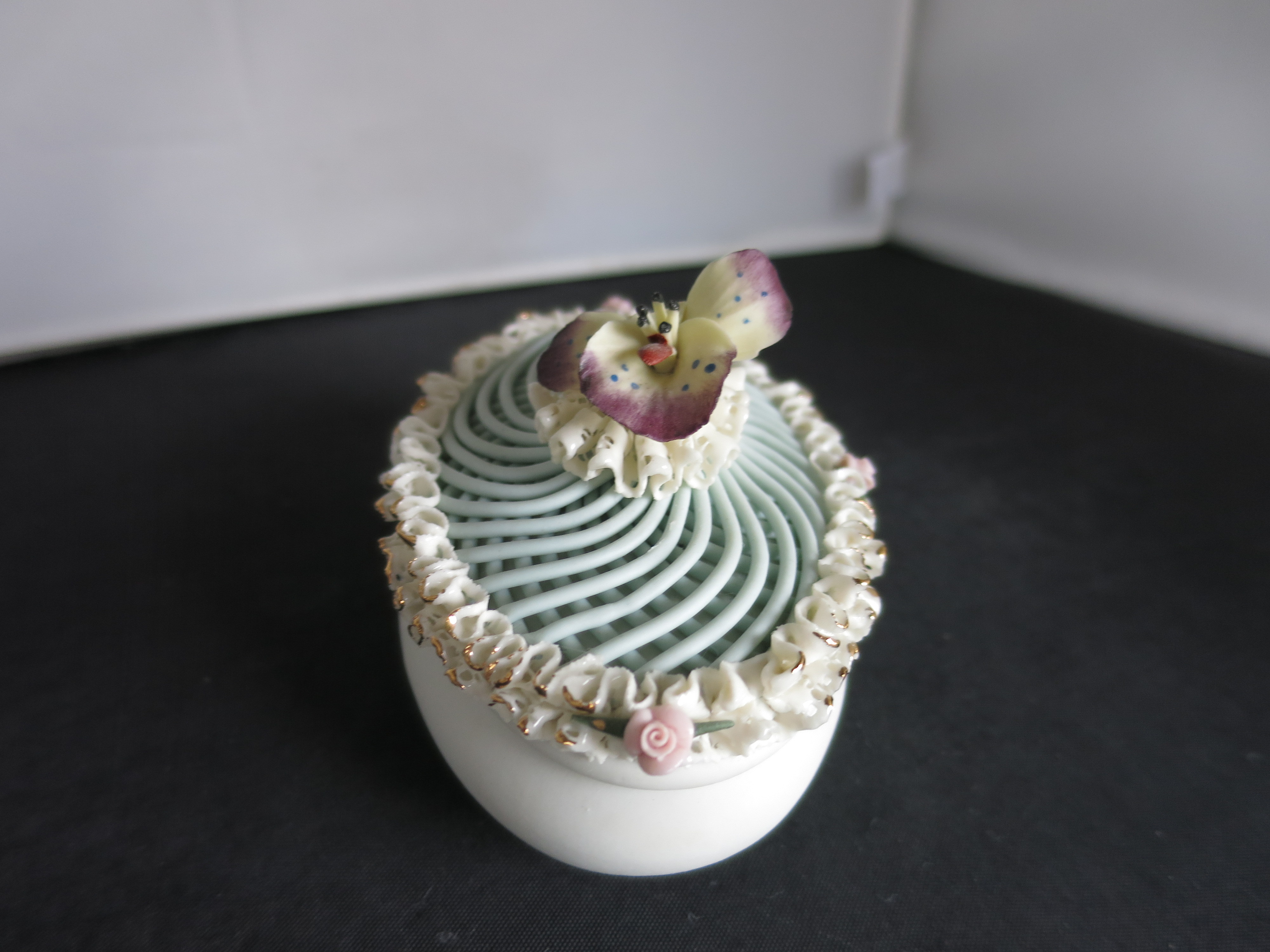 Capodimonte Trinket Box Iris Floral with Lace Edge Oval Shape