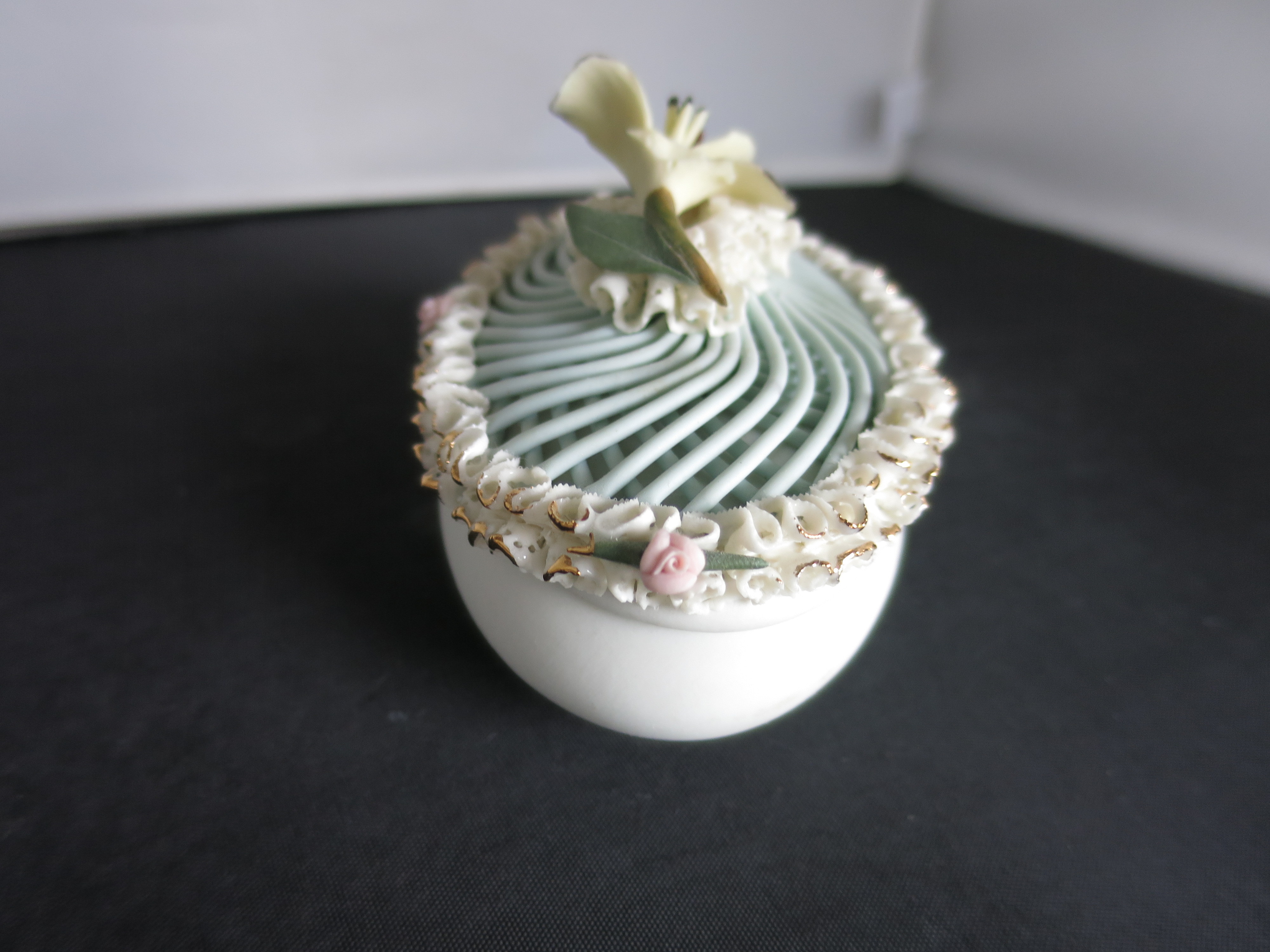 Capodimonte Trinket Box Iris Floral with Lace Edge Oval Shape