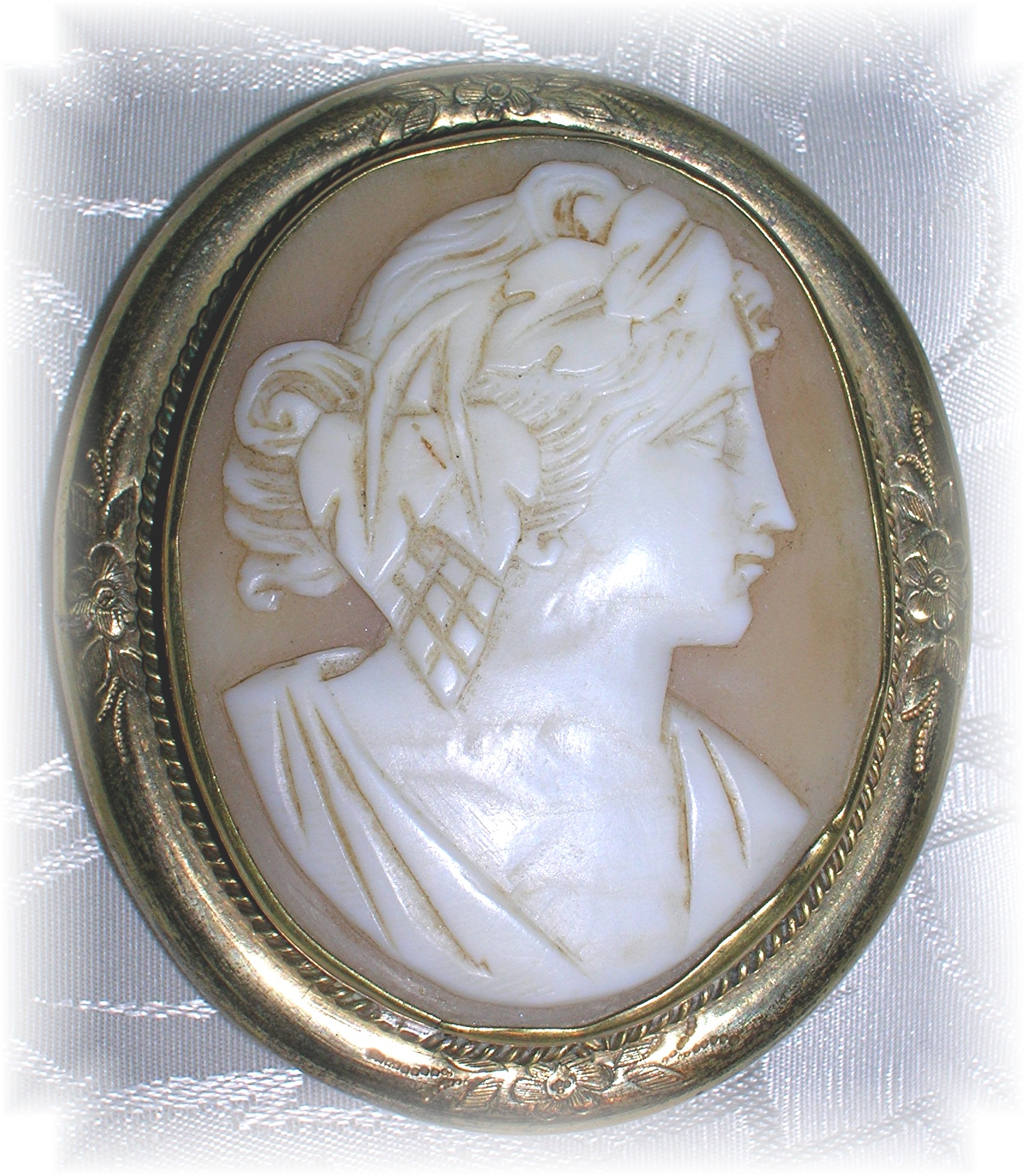 Deeply Carved Antique Cameo Brooch......