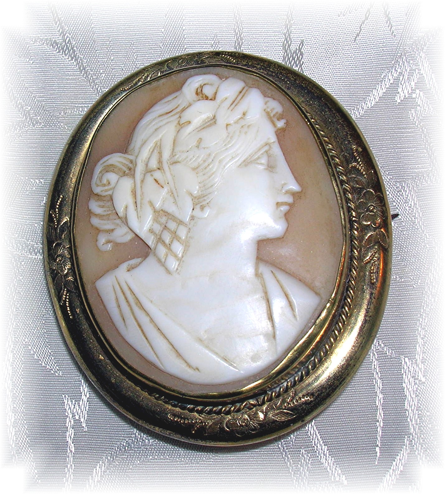 Deeply Carved Antique Cameo Brooch......