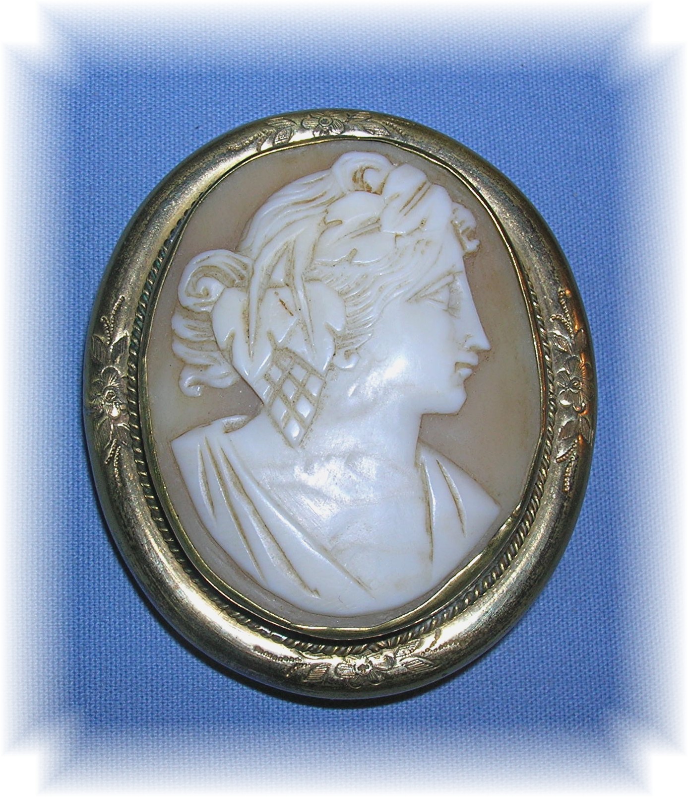Deeply Carved Antique Cameo Brooch......