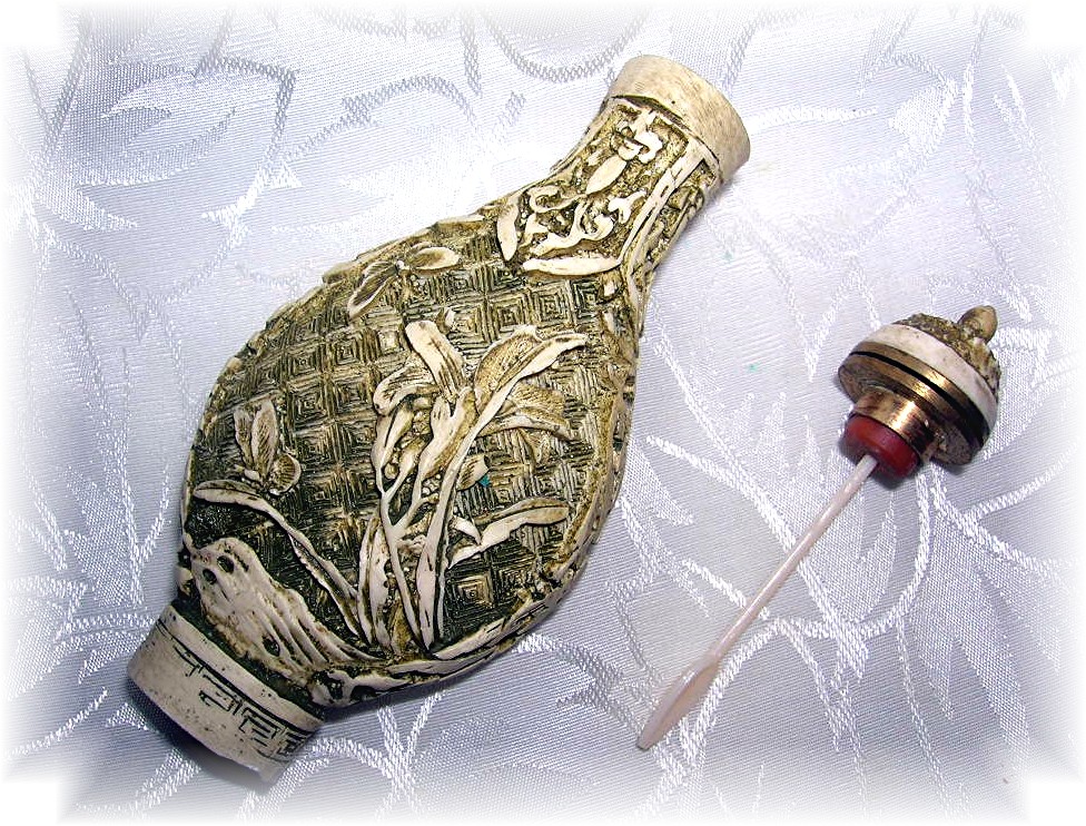 Snuff bottle with spoon