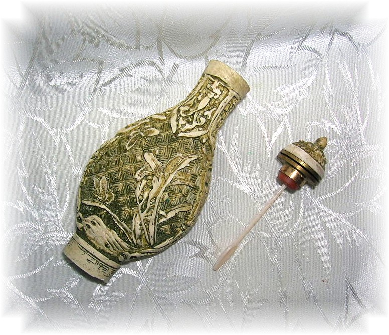 Snuff bottle with spoon