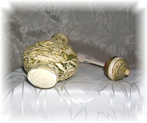 Snuff bottle with spoon