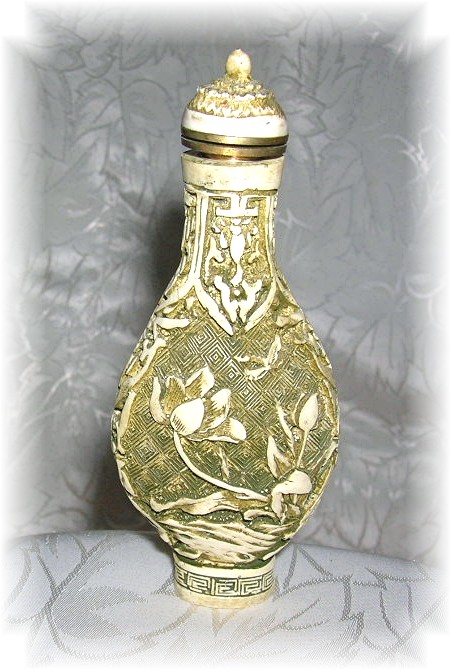 Snuff bottle with spoon