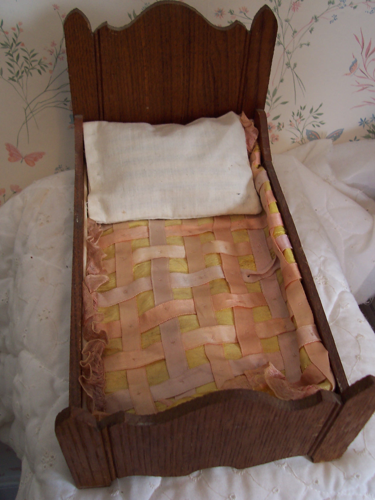 Dollhouse Bed Wood with Bedding