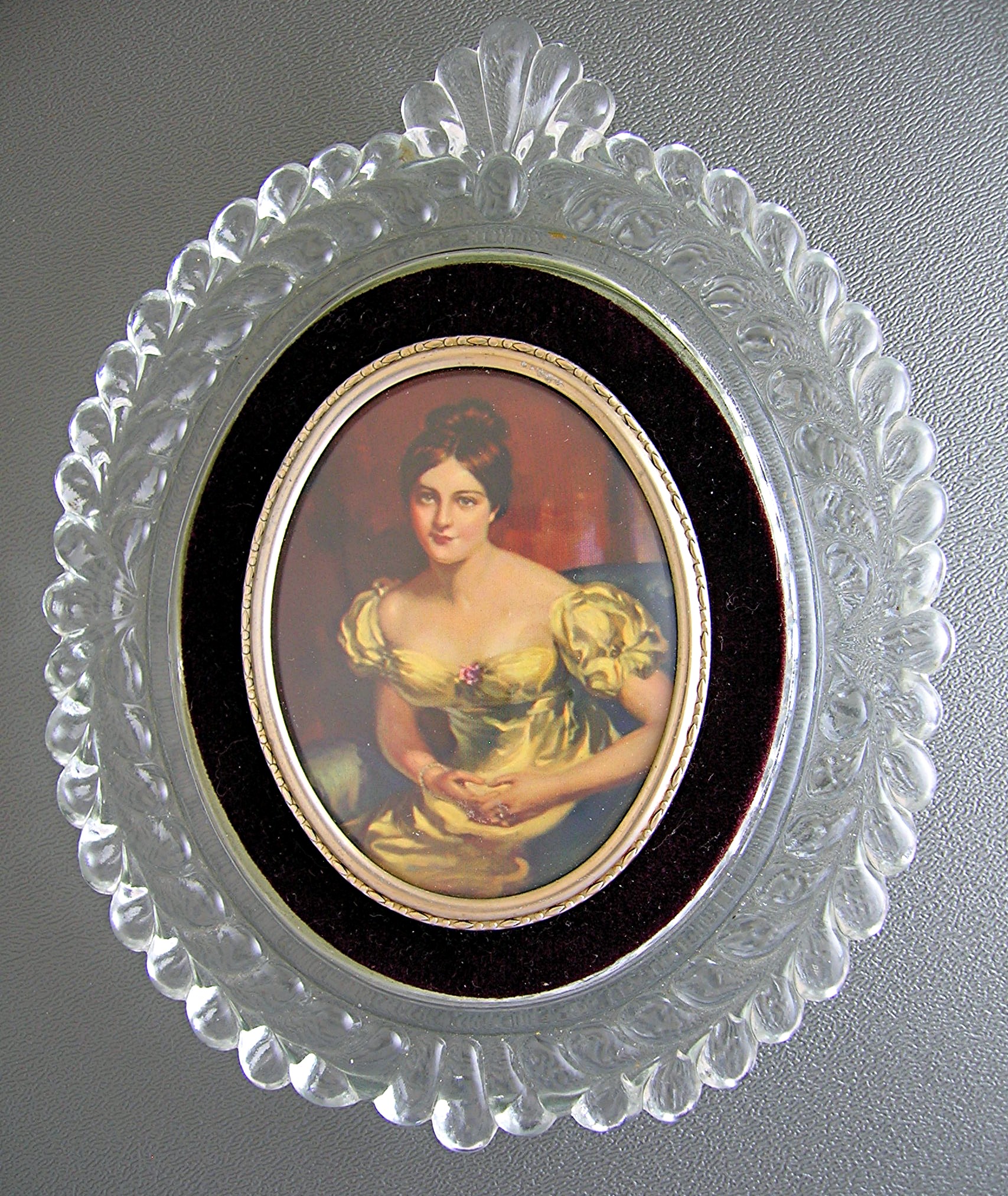 Picture 2 Frames Glass with Velvet Mount Cameo