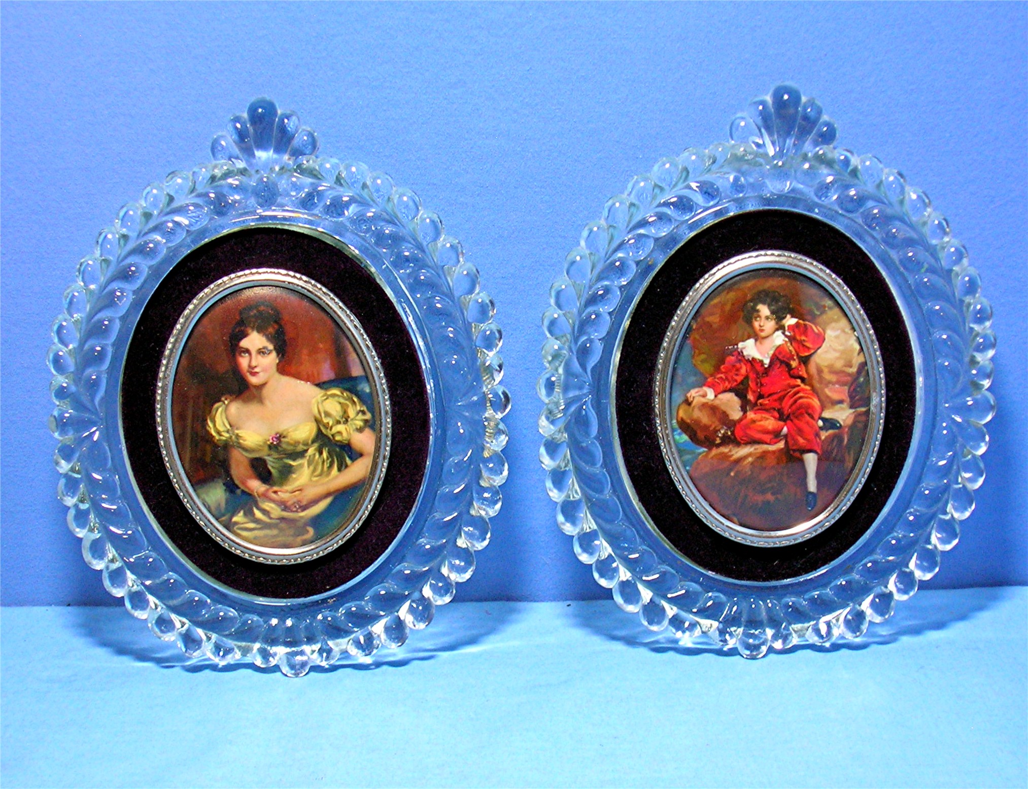 Picture 2 Frames Glass with Velvet Mount Cameo