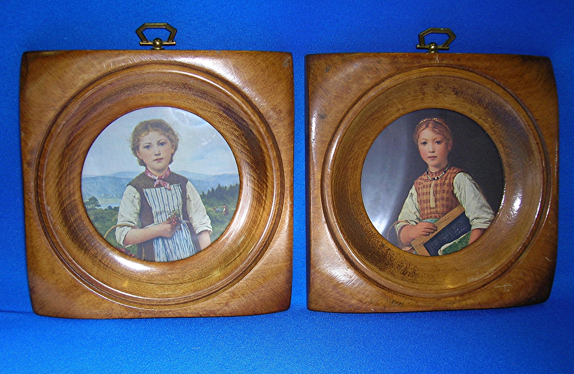 PAIR WOOD Picture frames - ARRON BROS. CO. . .