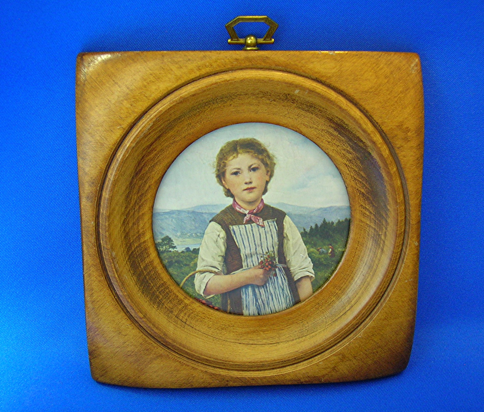 PAIR WOOD Picture frames - ARRON BROS. CO. . .