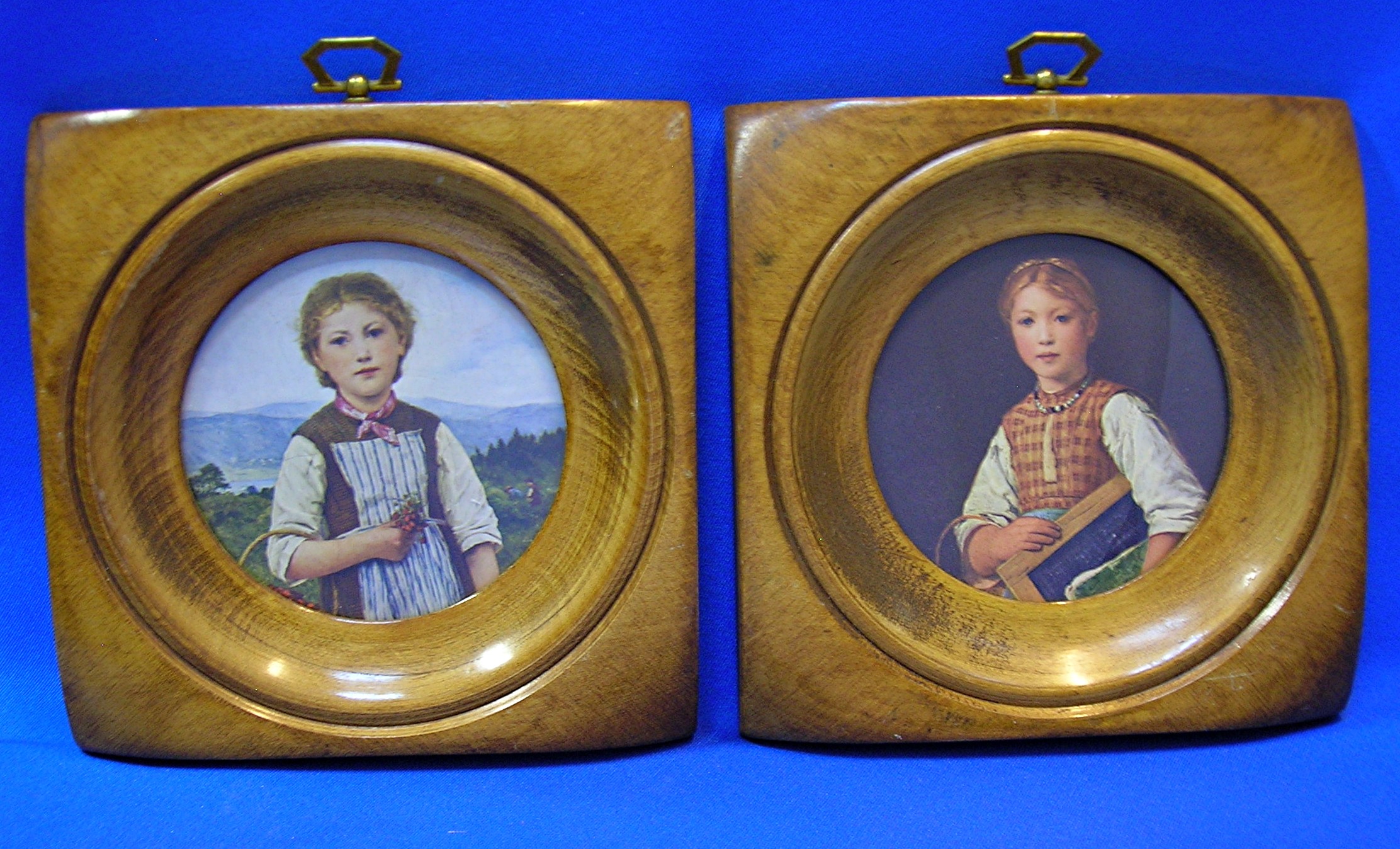 PAIR WOOD Picture frames - ARRON BROS. CO. . .