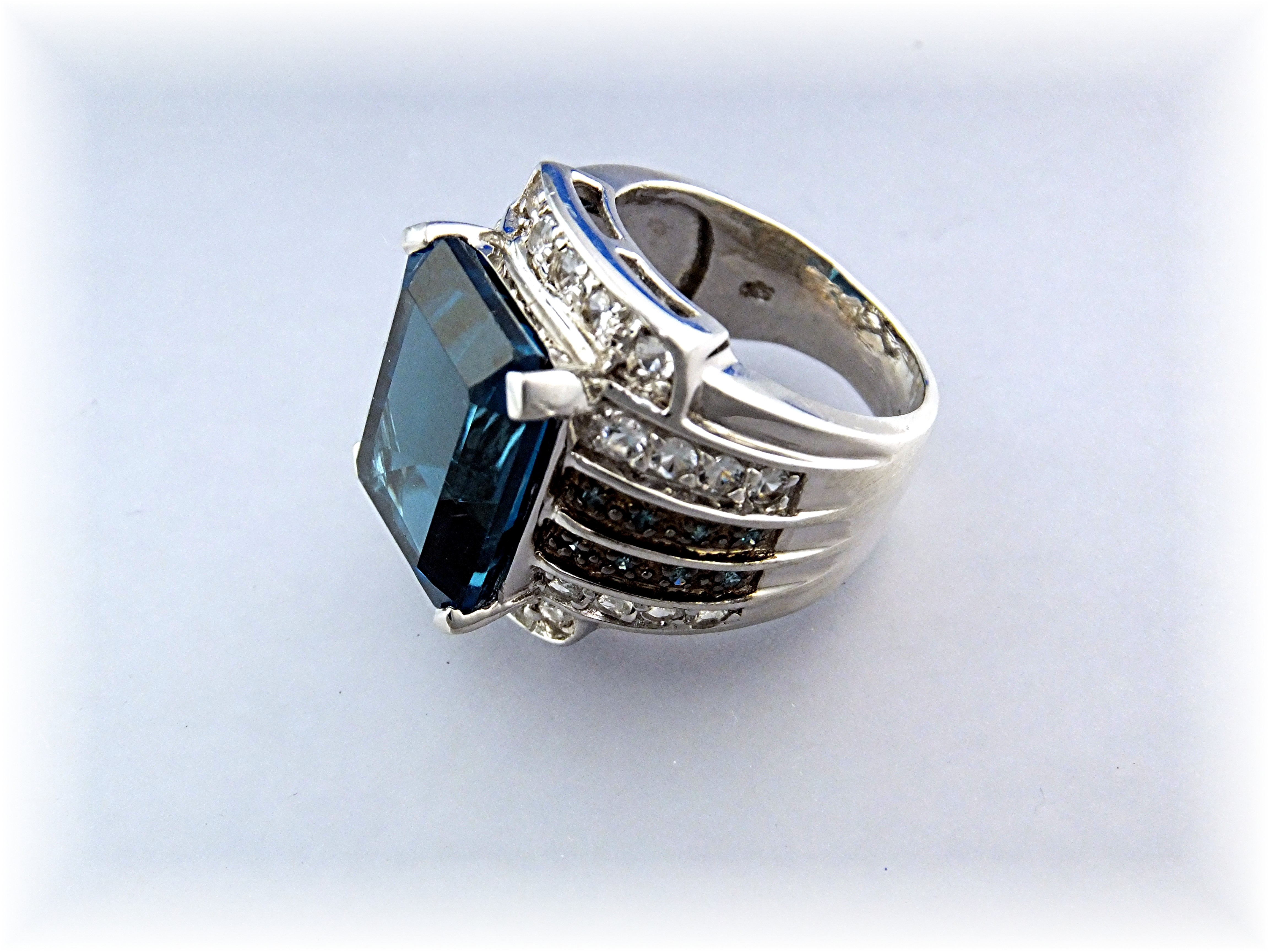 Ring London Blue Topaz Green Diamonds Sterling Silver