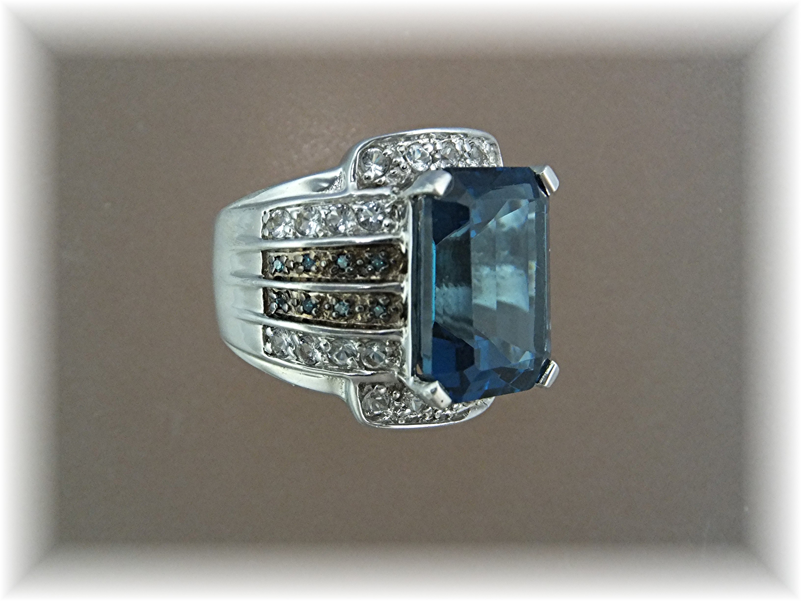 Ring London Blue Topaz Green Diamonds Sterling Silver
