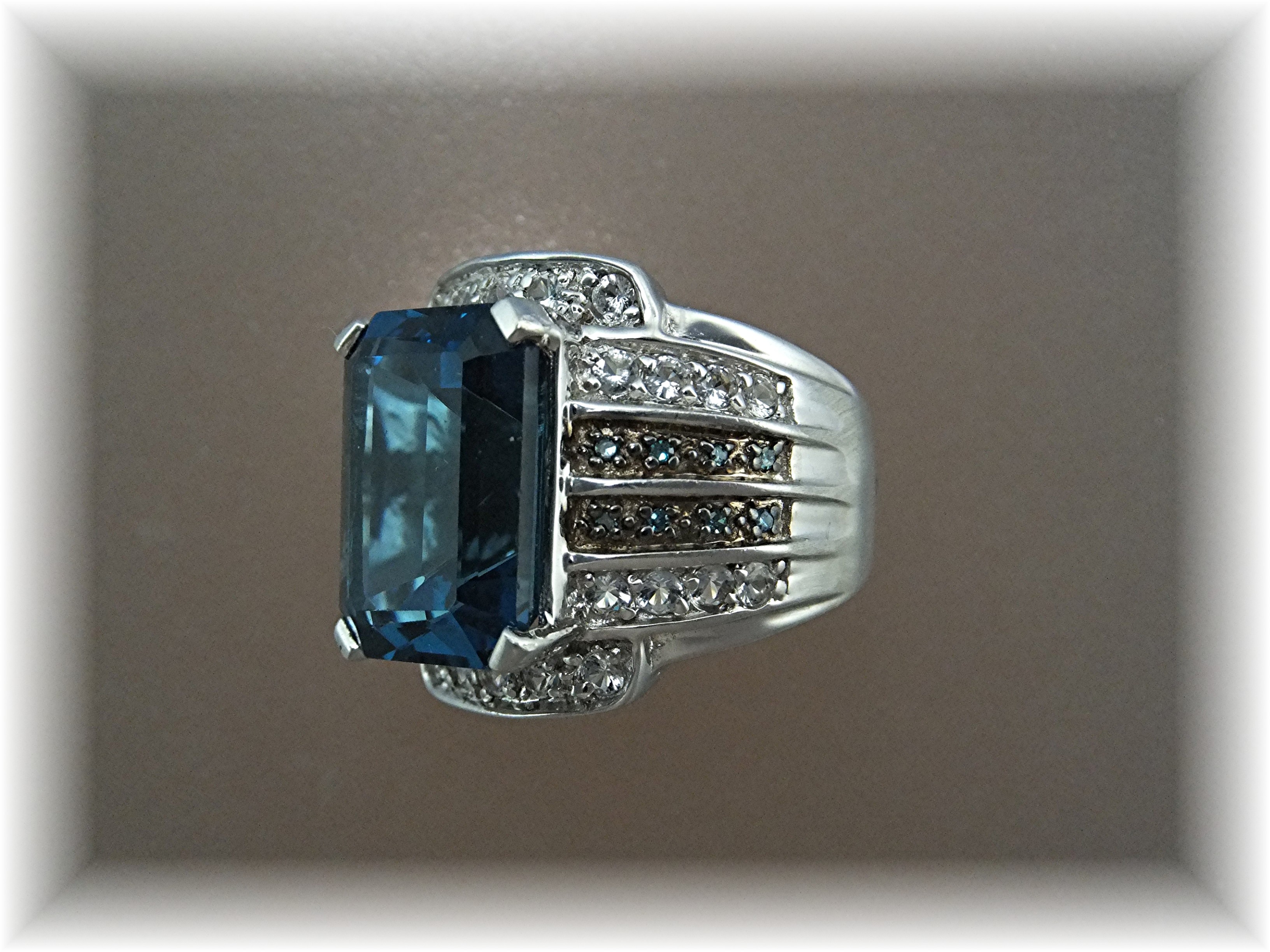 Ring London Blue Topaz Green Diamonds Sterling Silver