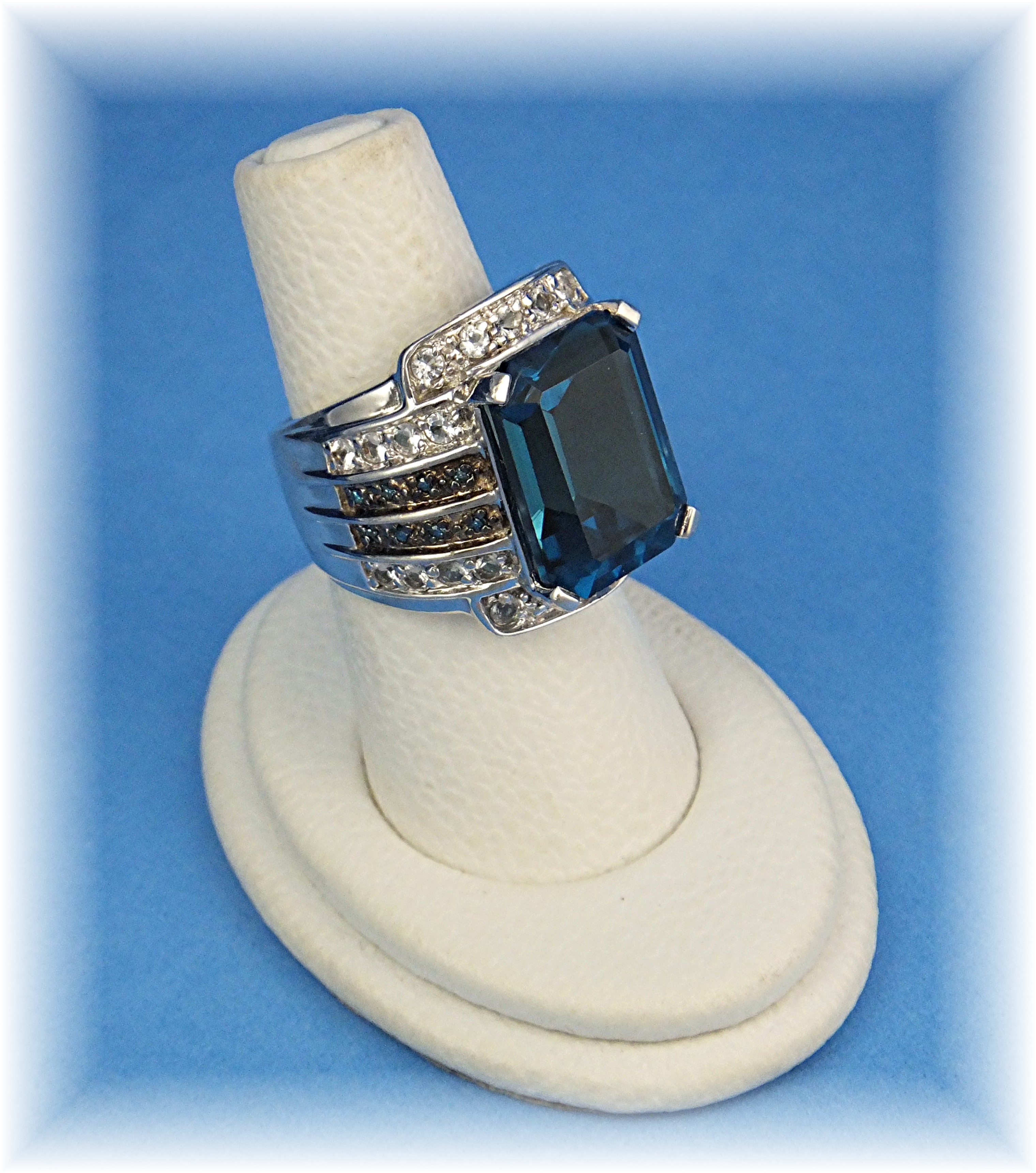 Ring London Blue Topaz Green Diamonds Sterling Silver